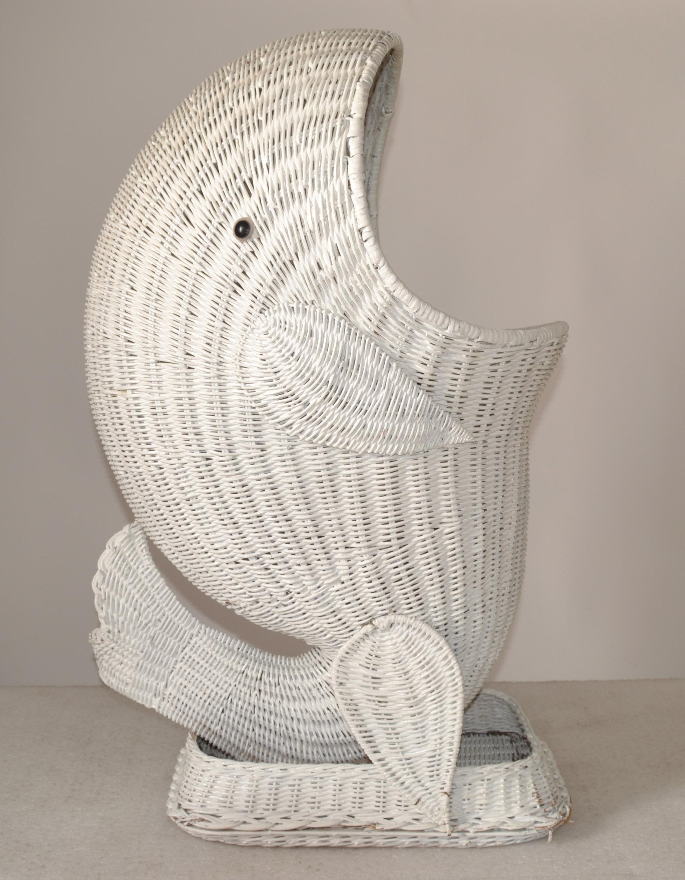 20ième siècle Sculpture de panier de rangement en rotin blanc tissé à la main en forme de dauphin, style bohème chic, 1970 en vente