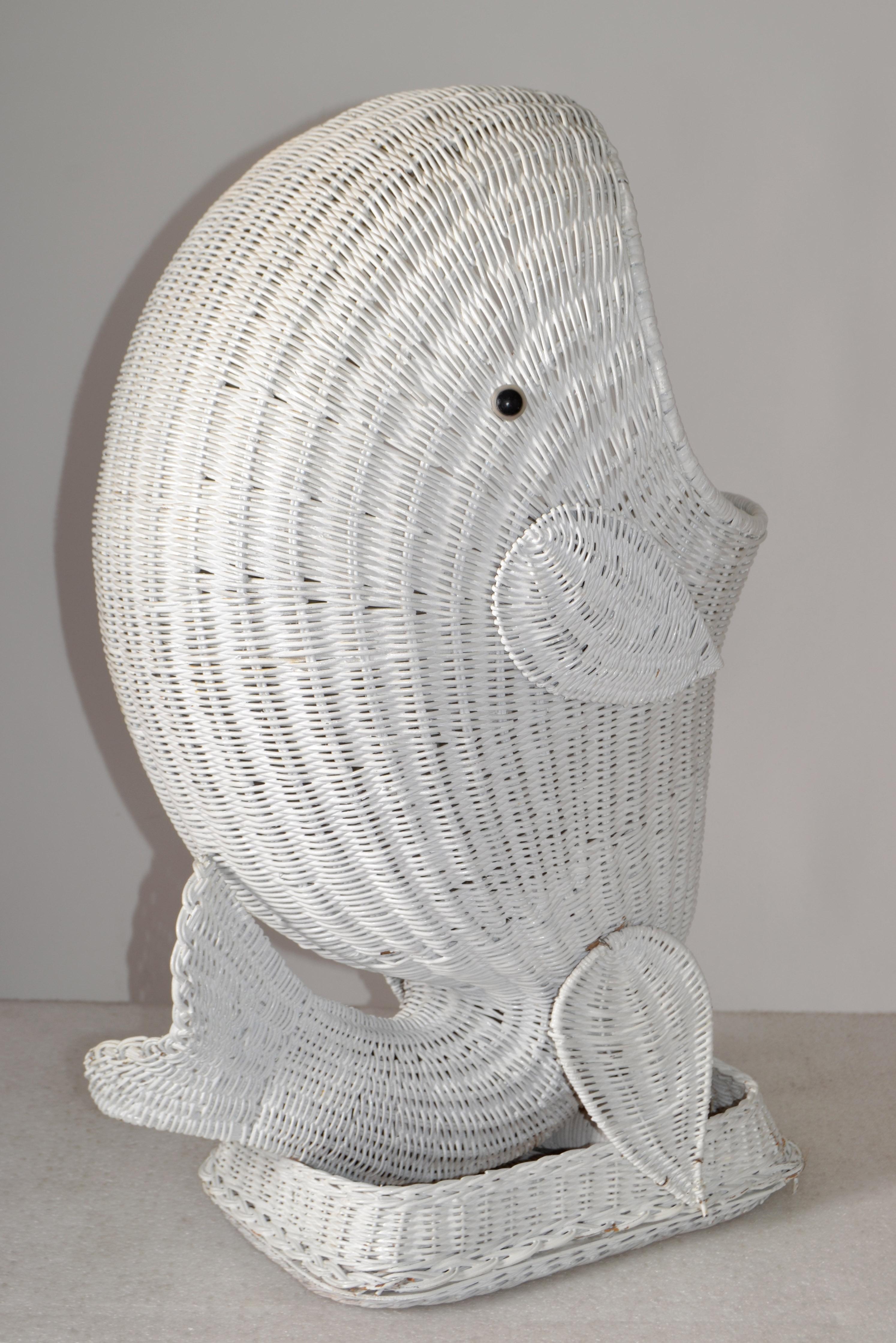Sculpture de panier de rangement en rotin blanc tissé à la main en forme de dauphin, style bohème chic, 1970 en vente 1