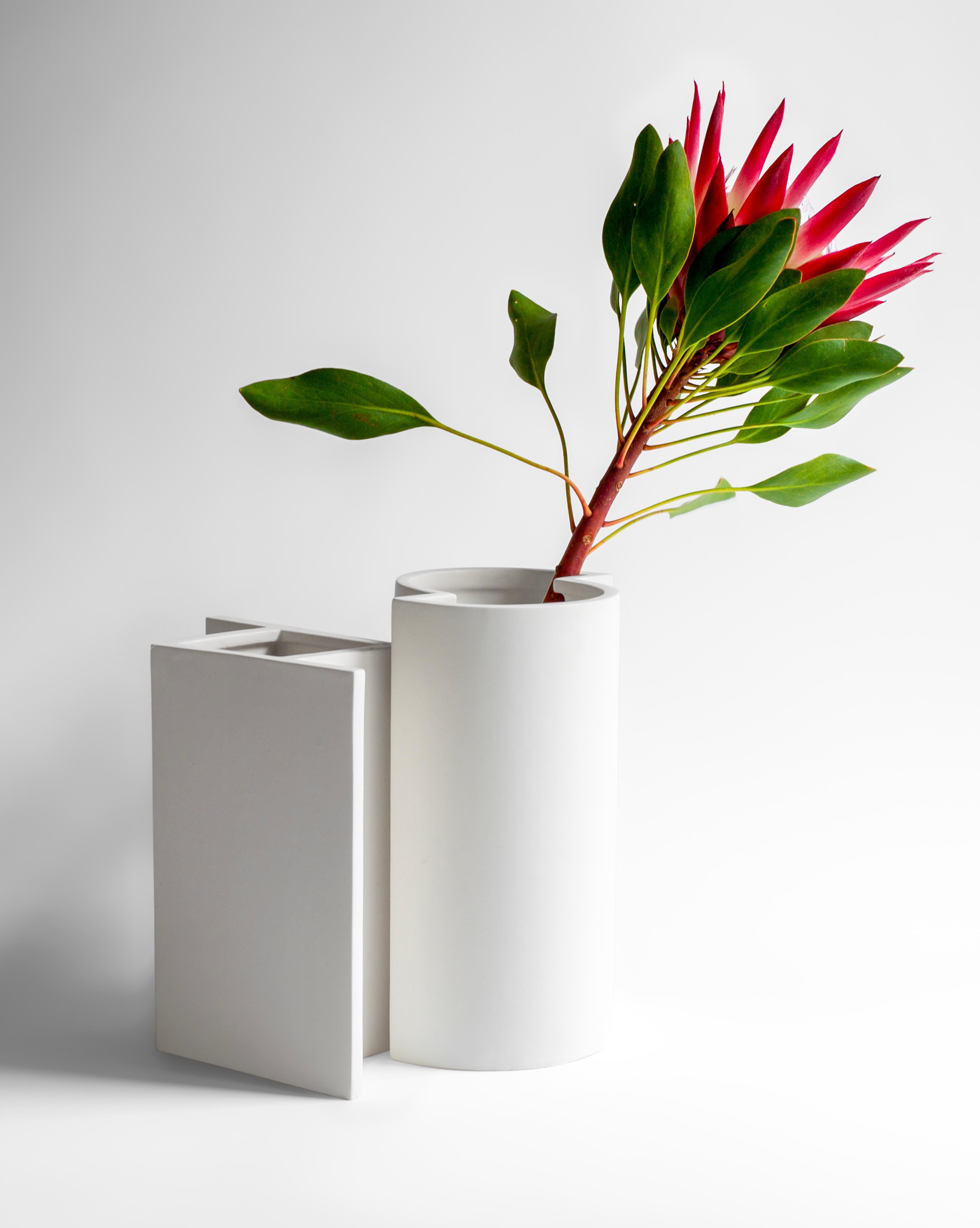Weiße handgefertigte Keramikvase „Bishop“ in Weiß, Italien, Moderne im Angebot 1