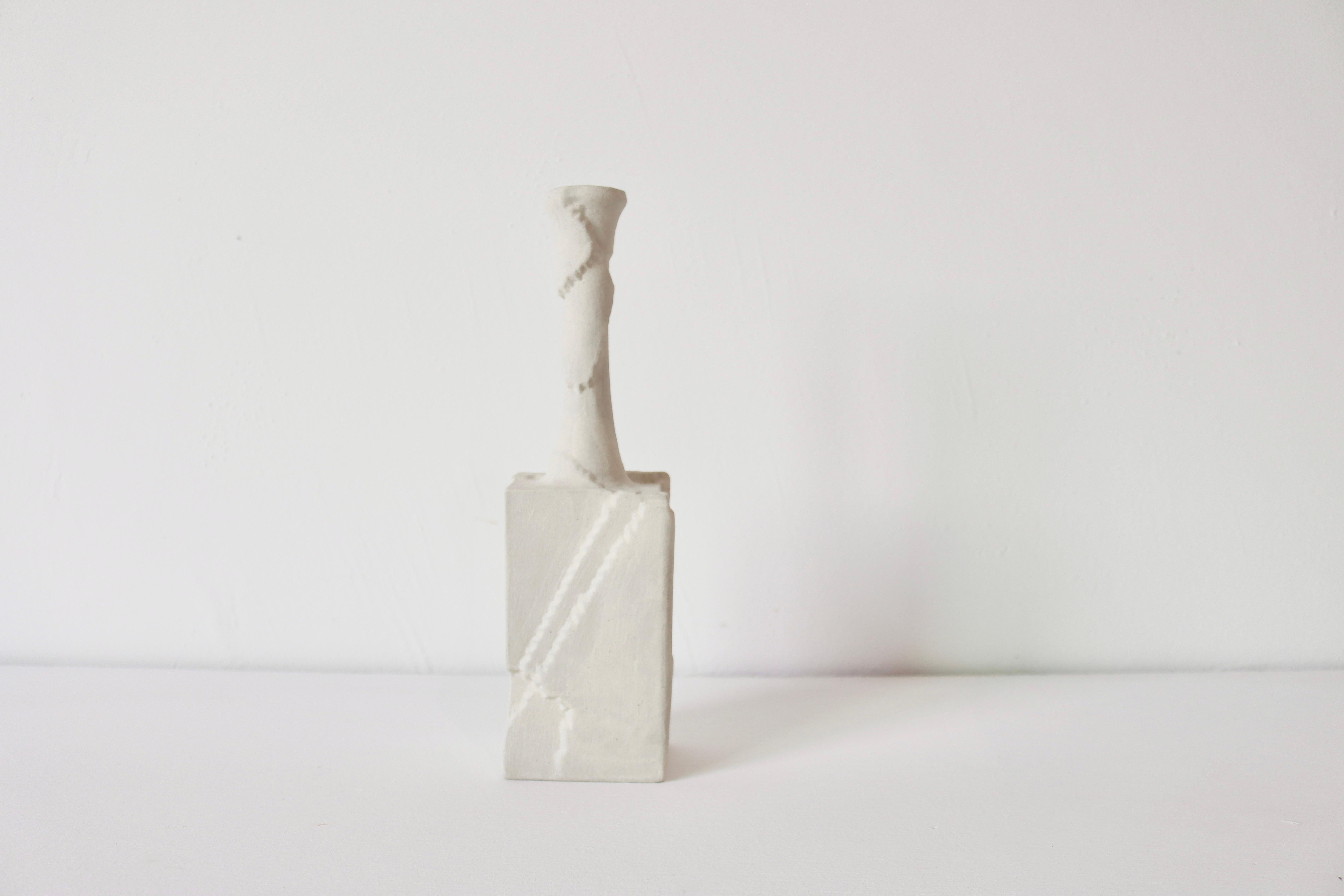 XXIe siècle et contemporain Vase en céramique blanche fait main -  Texture peeling, minimalisme (set lot de 4) en vente