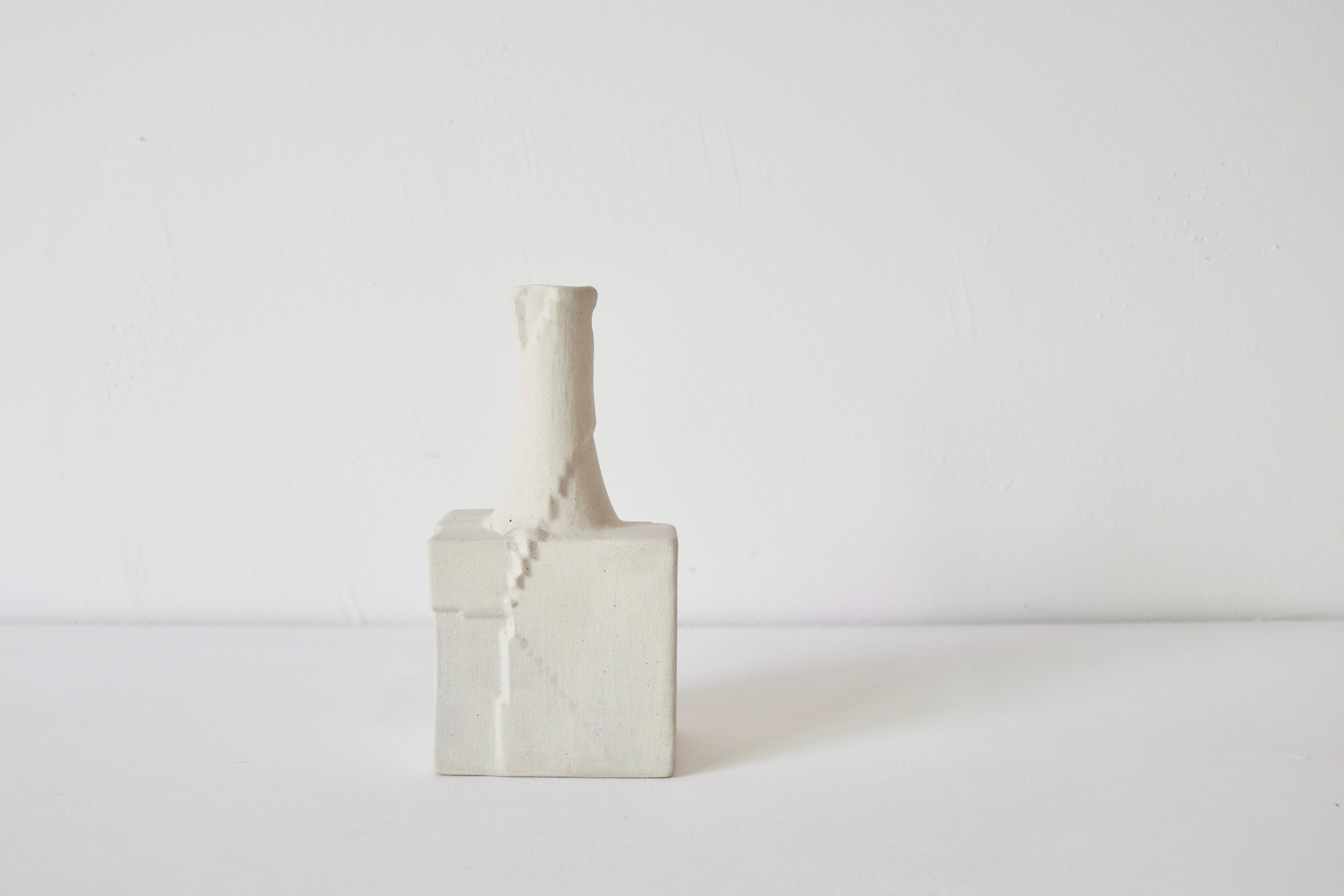Chinois Vase en céramique blanche fait main -  Texture peeling, minimalisme (set lot de 6) en vente