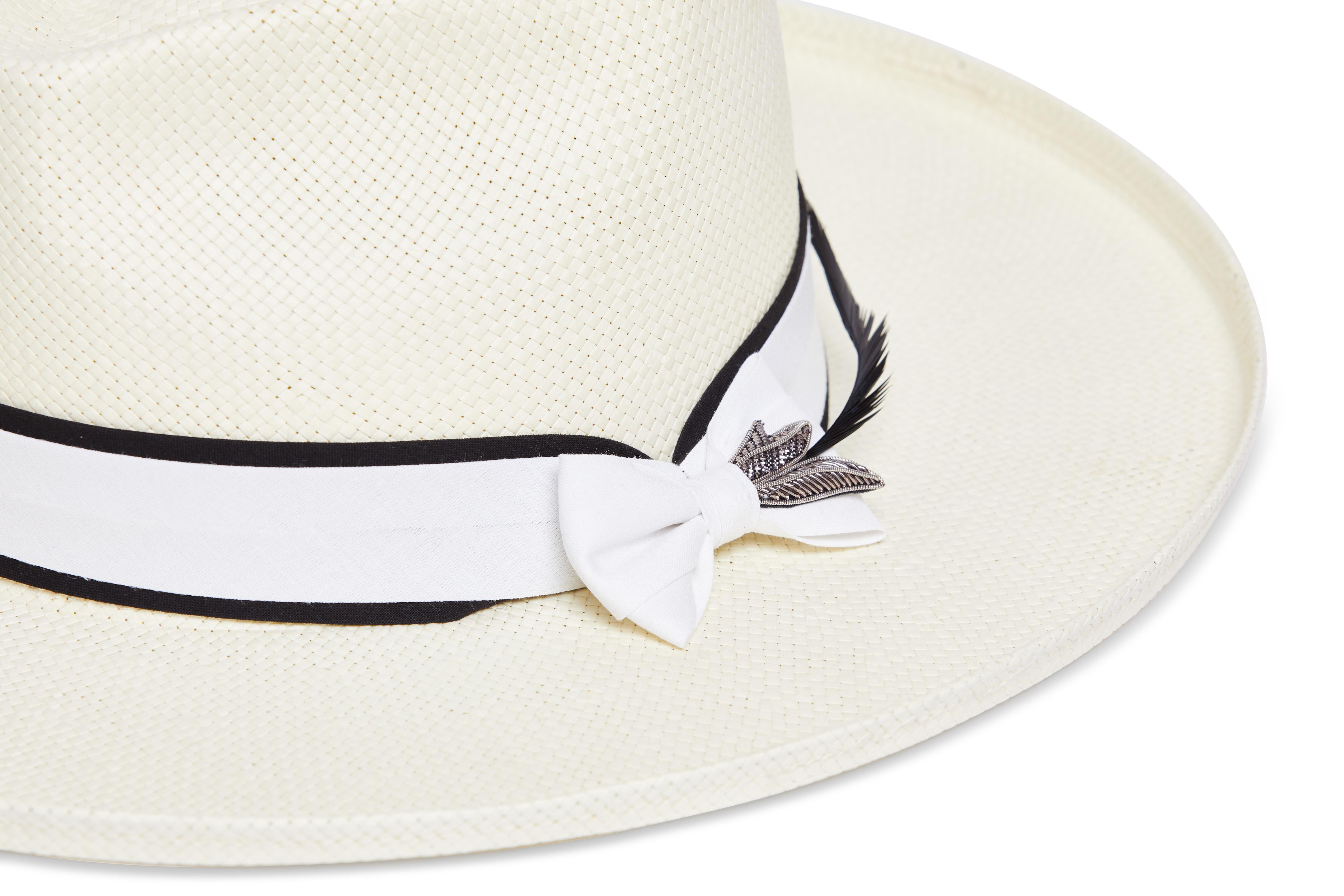 White handmade embellished hat NWOT In New Condition In Capri, IT