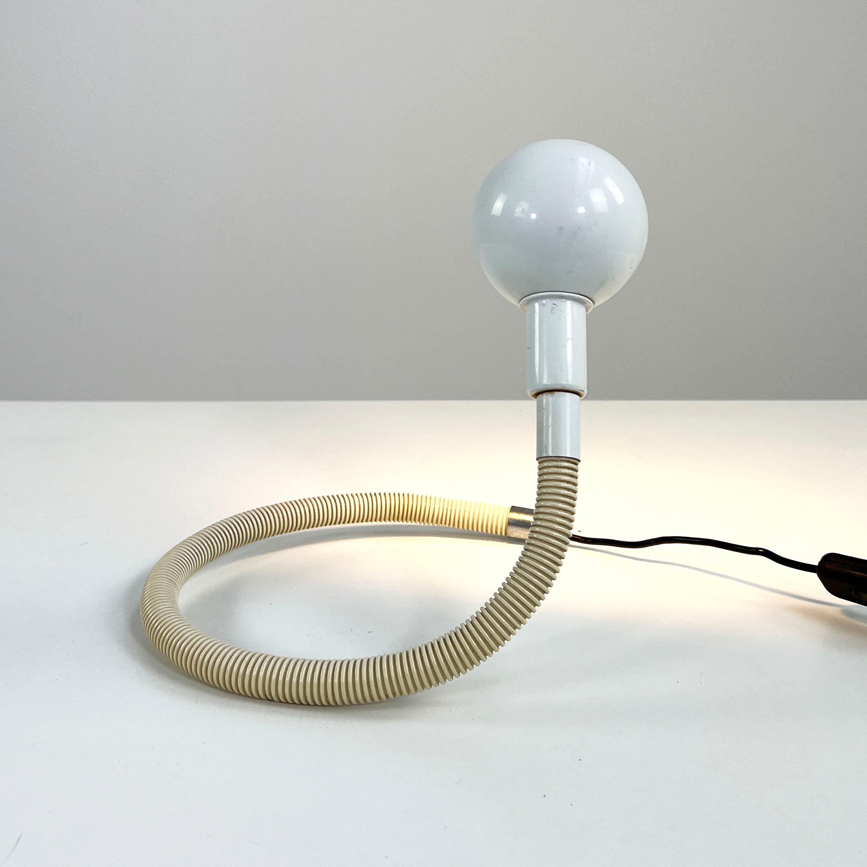 White Hebi Table Lamp by Isao Hosoe for Valenti, 1970s In Good Condition In Ixelles, Bruxelles