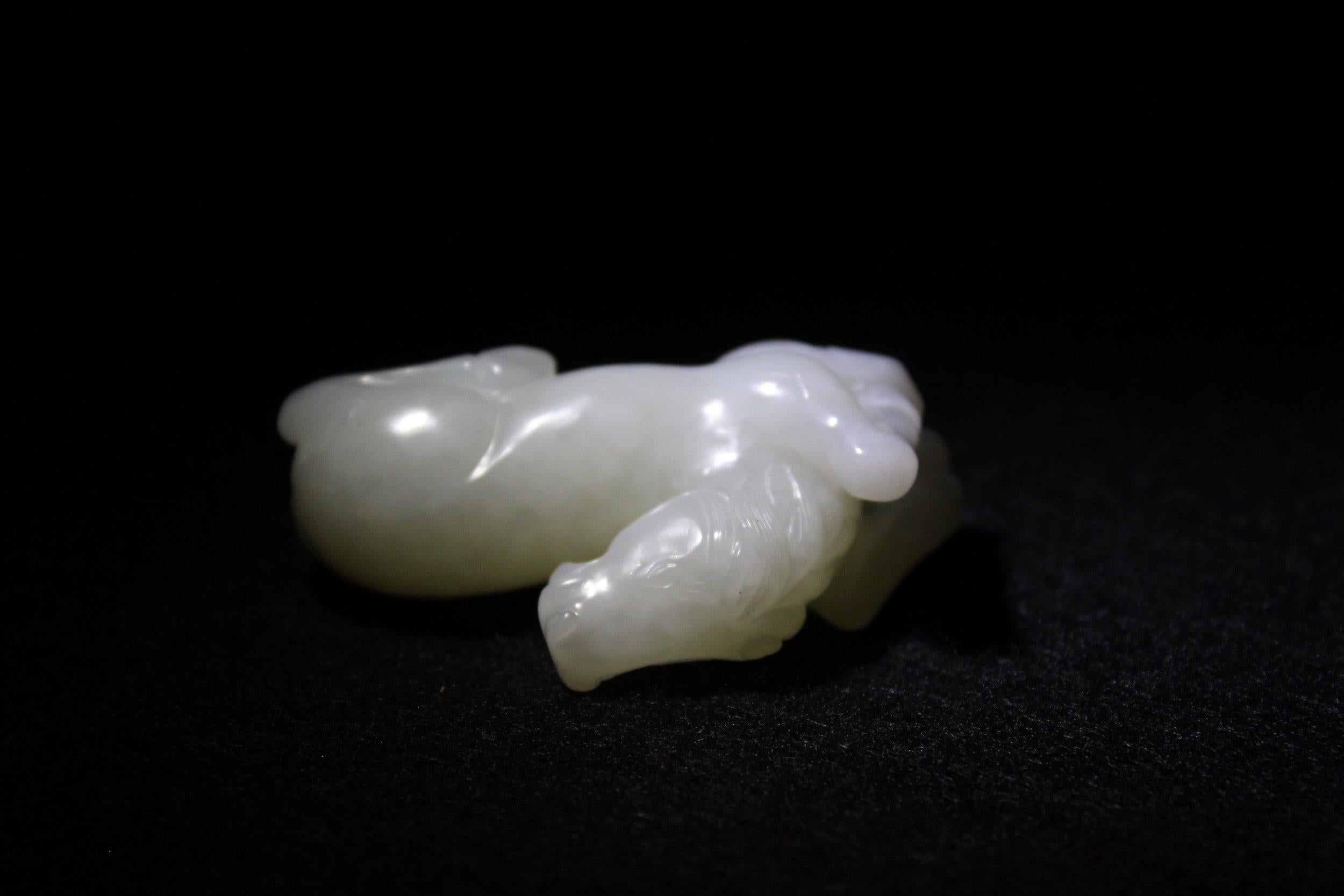Cheval couché en jade de Whiting Hetian Unisexe en vente