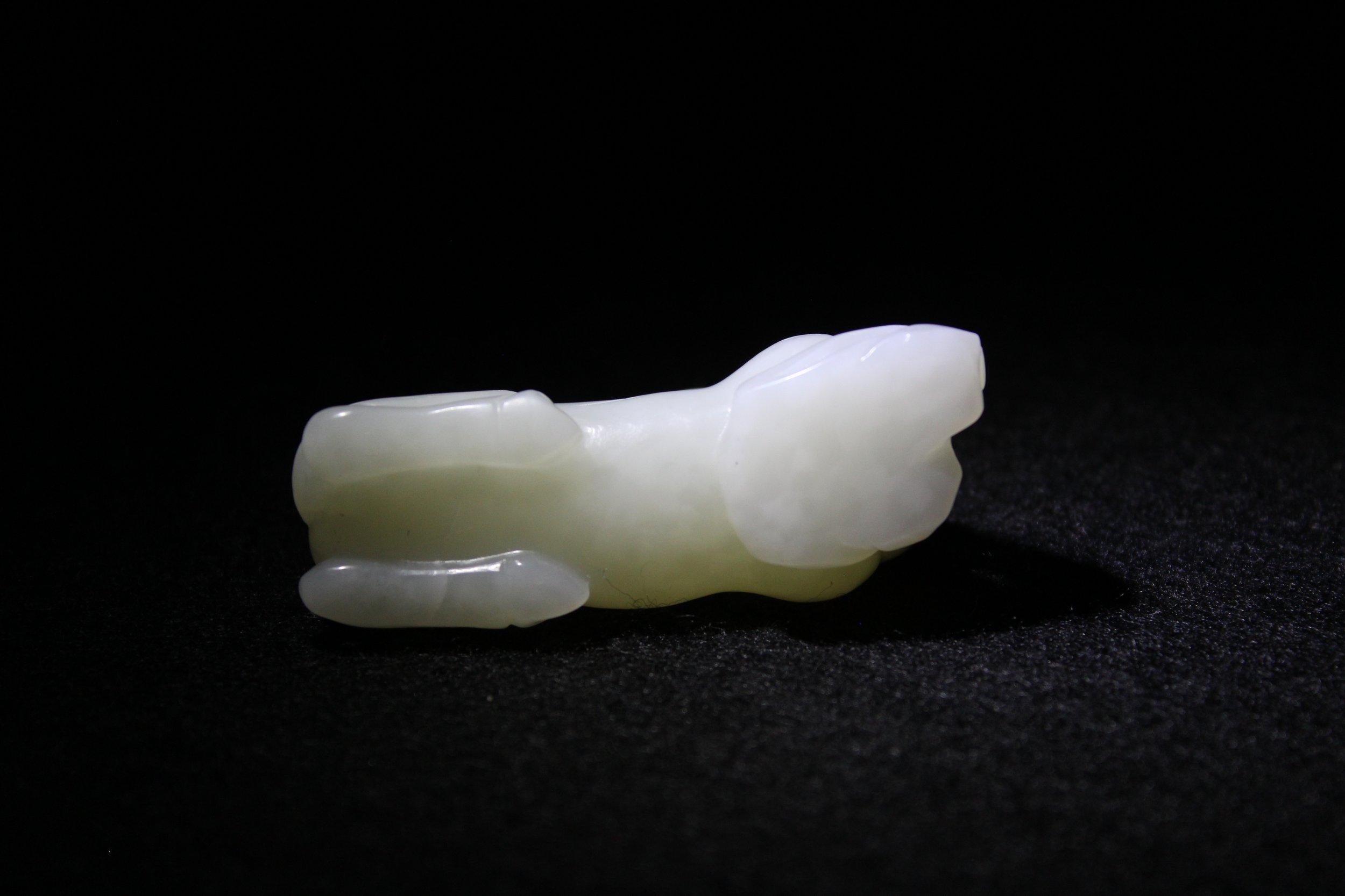 Cheval couché en jade de Whiting Hetian en vente 2