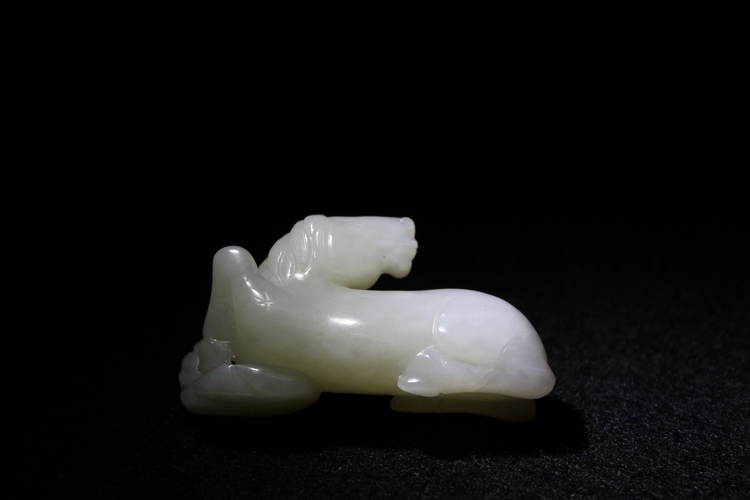 Cheval couché en jade de Whiting Hetian en vente 3