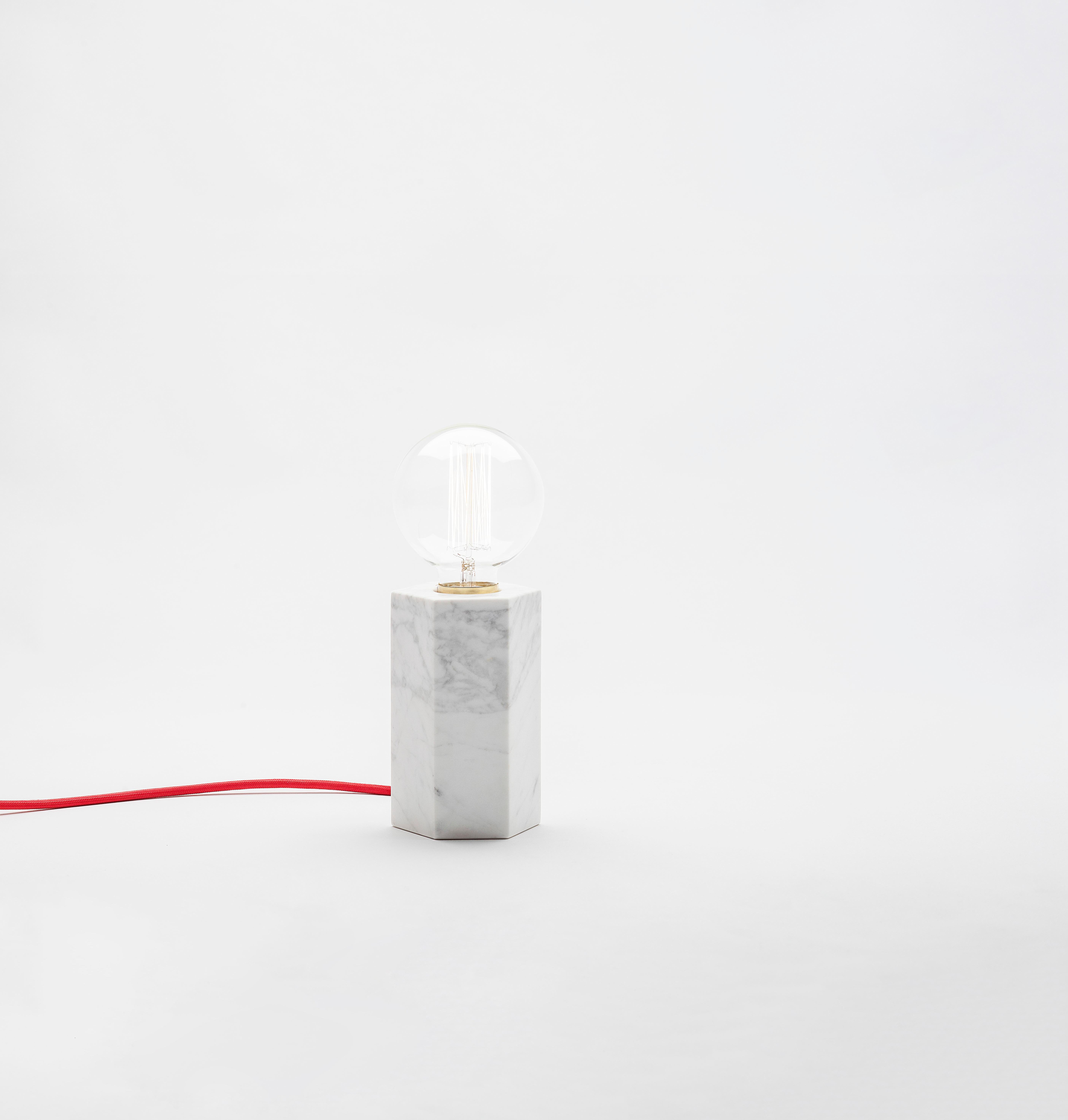 Weiße Hex-Lampe in Weiß von Joseph Vila Capdevila (Moderne) im Angebot