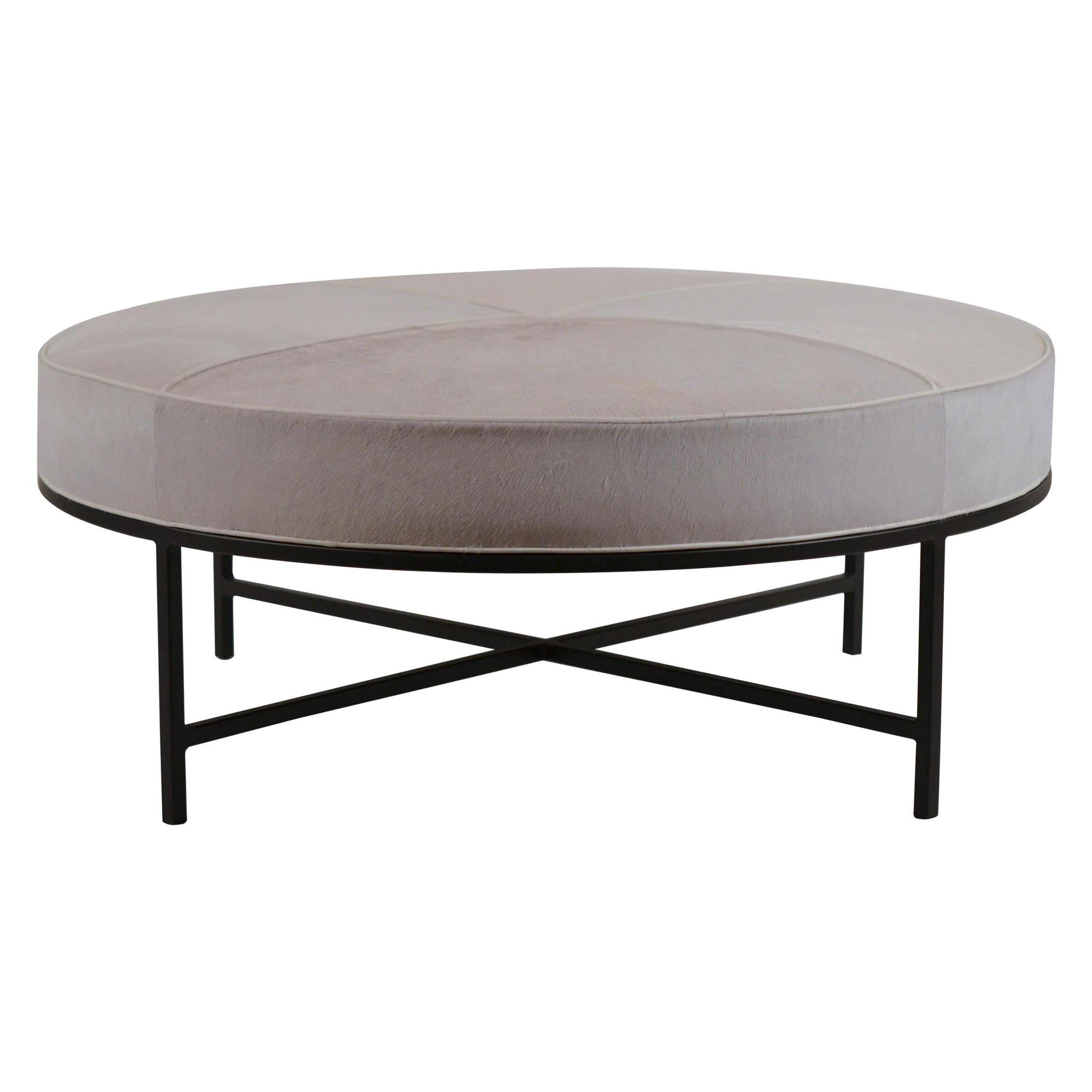 Runder Ottoman 'Tambour' aus weißem Leder und mattem Schwarz von Design Frères im Angebot