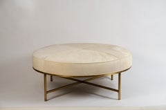 Ottoman Tambour en cuir blanc et laiton patiné de Design Frères
