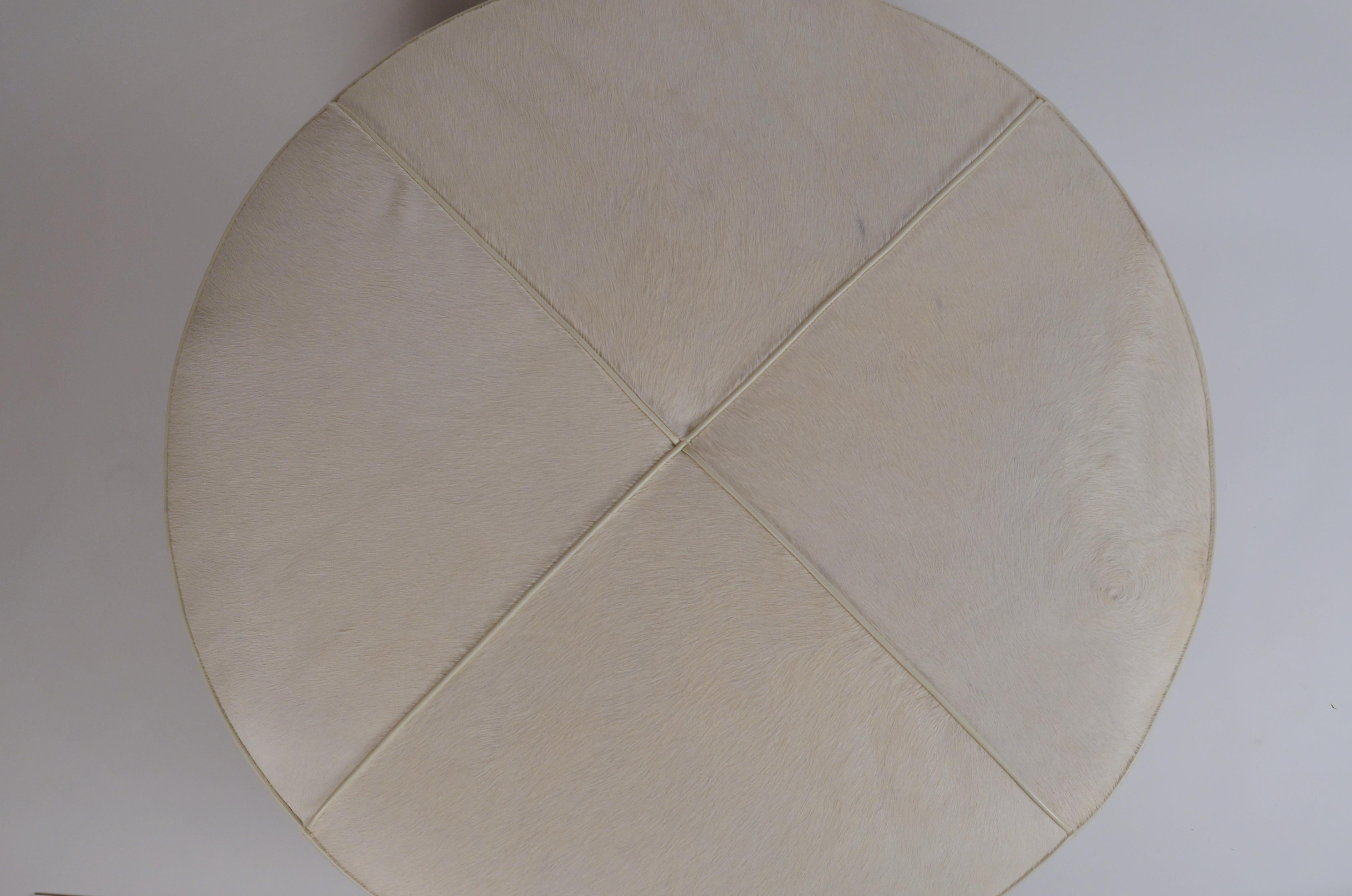 White Hide and Patinated Brass 'Tambour' Ottoman by Design Frères For Sale 1