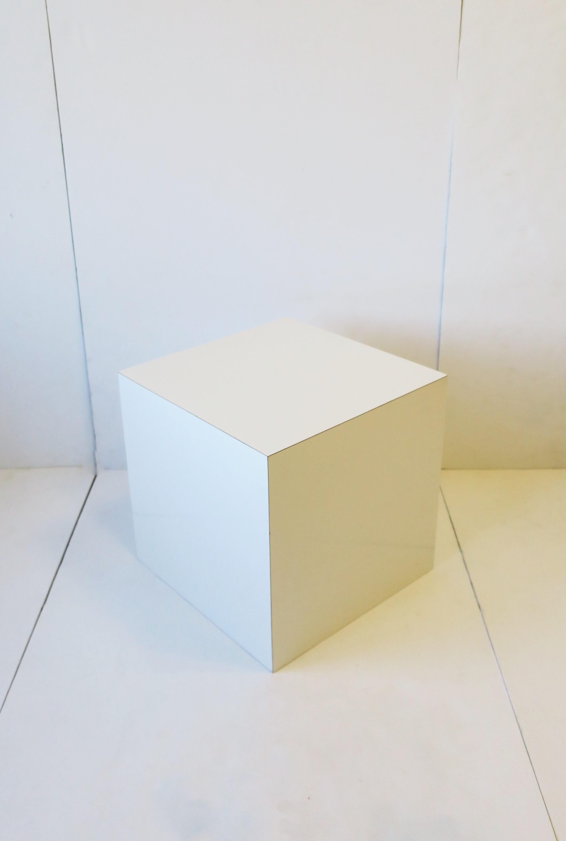 Cube ou table d'appoint à piédestal en blanc  en vente 8