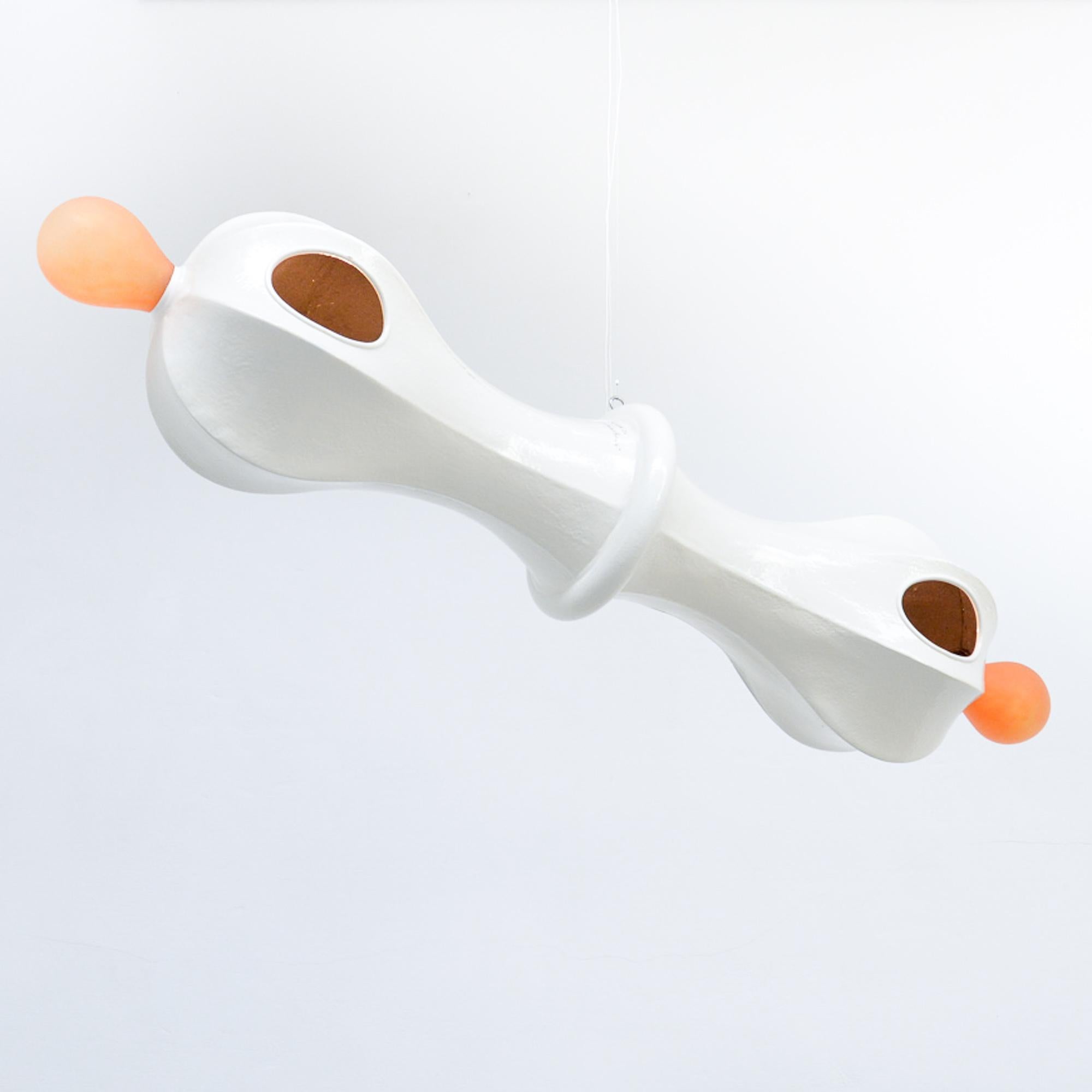Diese Hängelampe besteht aus einem Metallrahmen, der mit Polyester überzogen und mit mundgeblasenem orangefarbenem Glas veredelt ist.
Die Lampe ist in sehr gutem Zustand. Es handelt sich um ein Unikat, das vom Künstler signiert ist.

Hans Weyers
