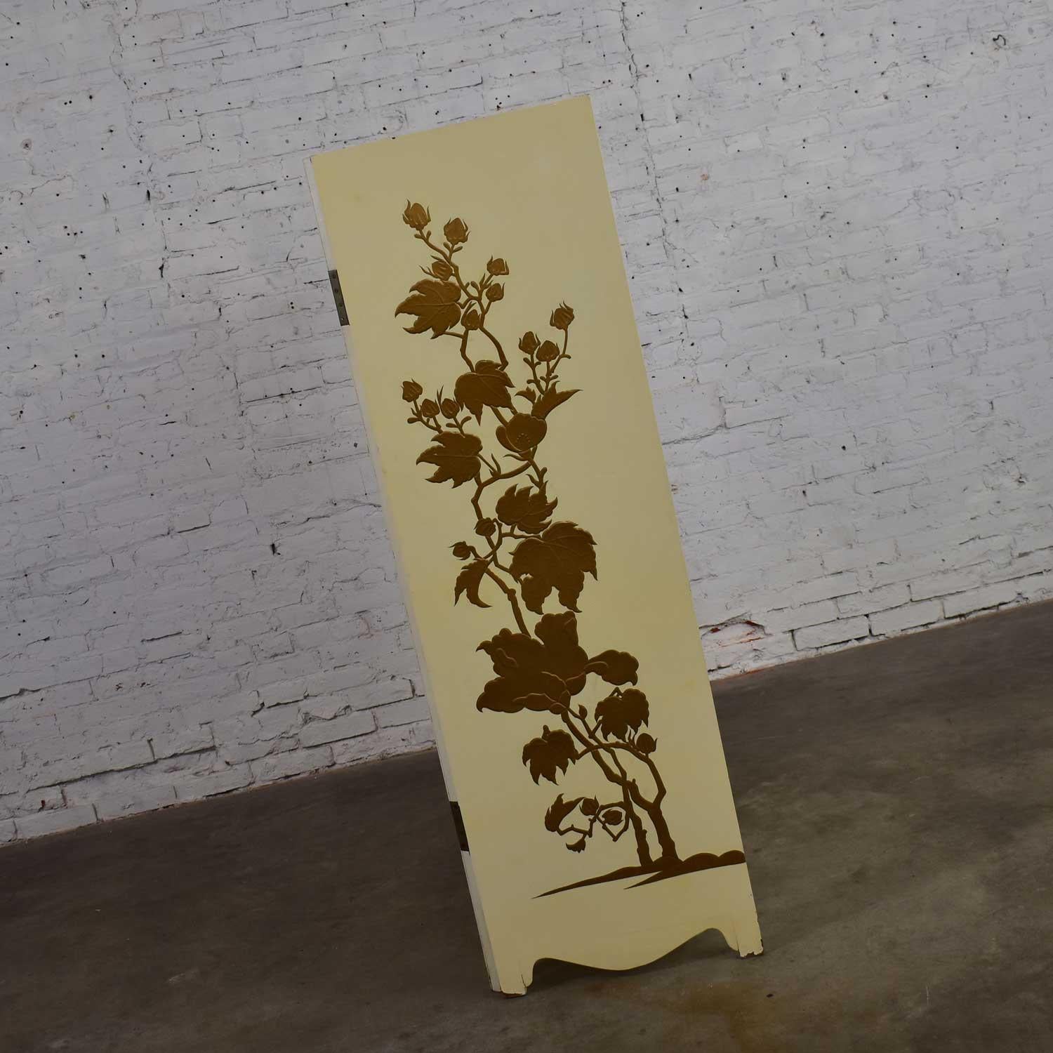 Ottone Paravento pieghevole bianco Hollywood Regency Boho Chic a 4 pannelli con disegni floreali in rilievo in vendita