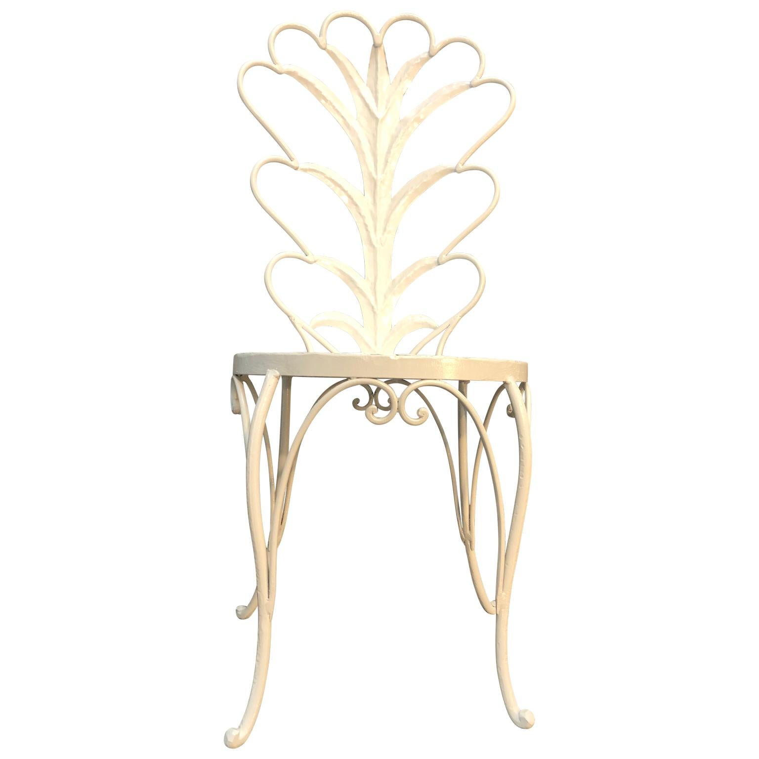 Weißer Metall-Visierstuhl mit Palmenblättern 

Der Stuhl im Hollywood-Regency-Stil ist neu pulverbeschichtet und in einem schlichten Weiß gehalten. Der Stuhl war ursprünglich vergoldet.
Kissen sind möglicherweise nicht enthalten und/oder nicht