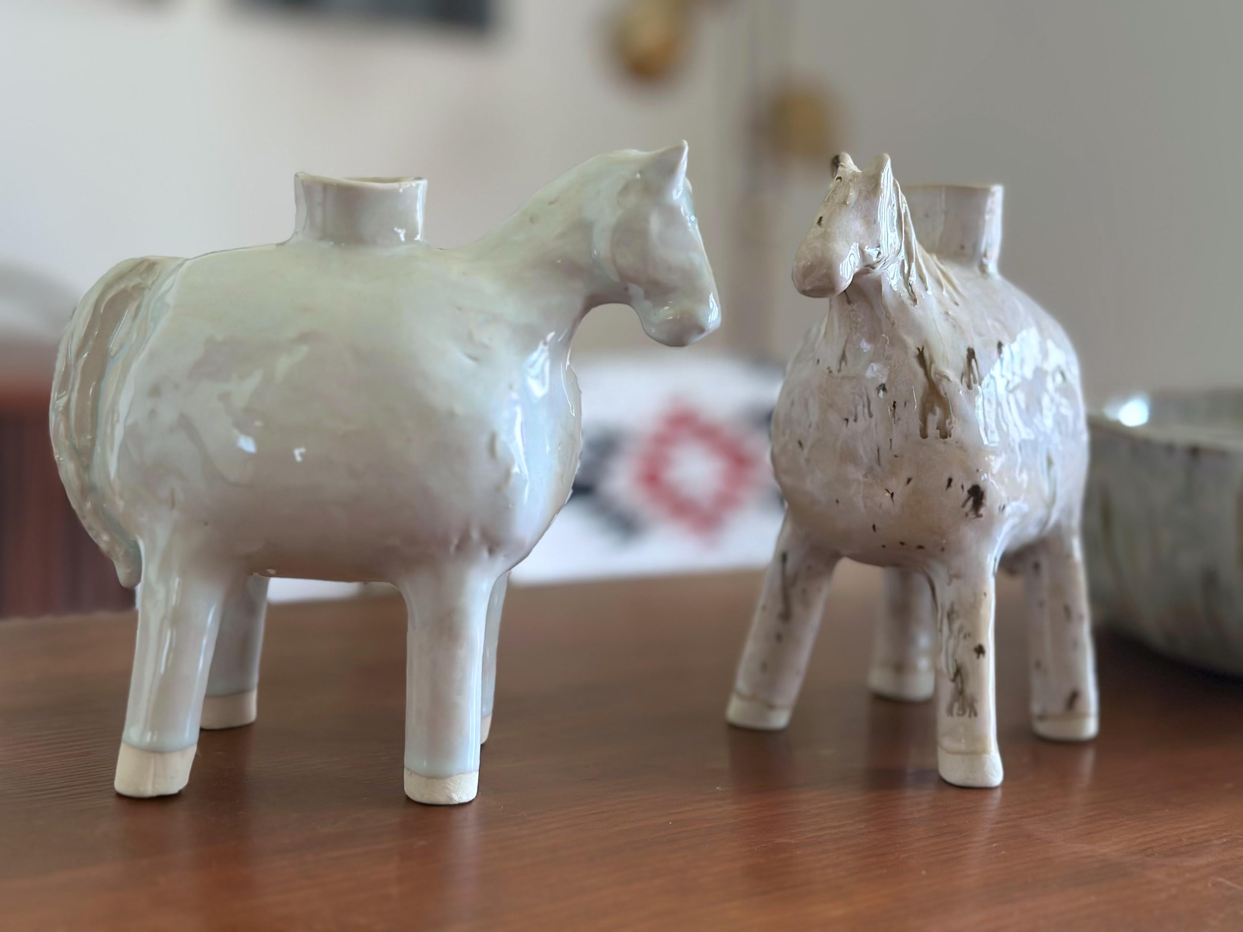 White Horse Vase Ceramic  (Yellowstone Wild Life) White Stoneware, glossy glaze For Sale 2