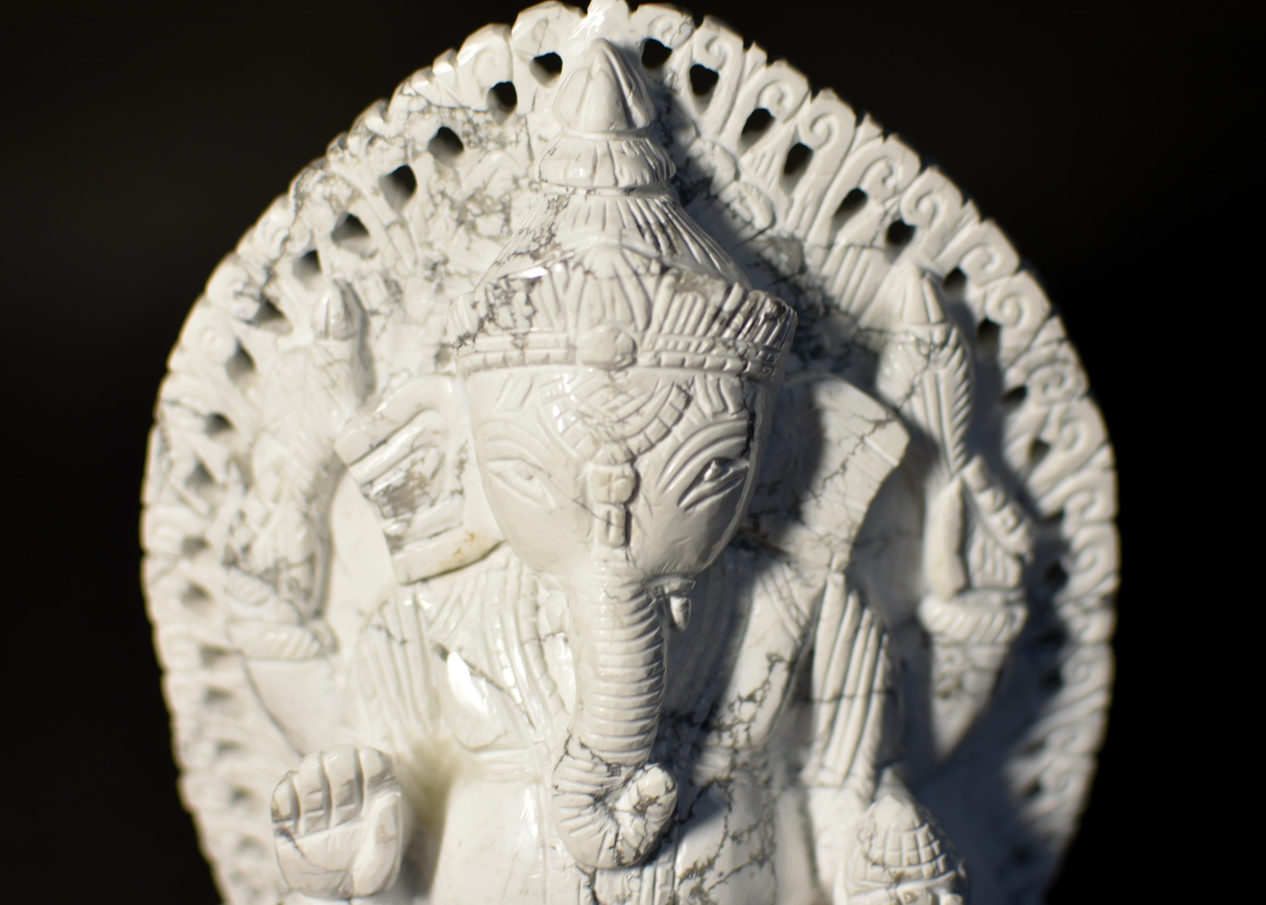 Ganesh en pierre blanche de Howlite en vente 3