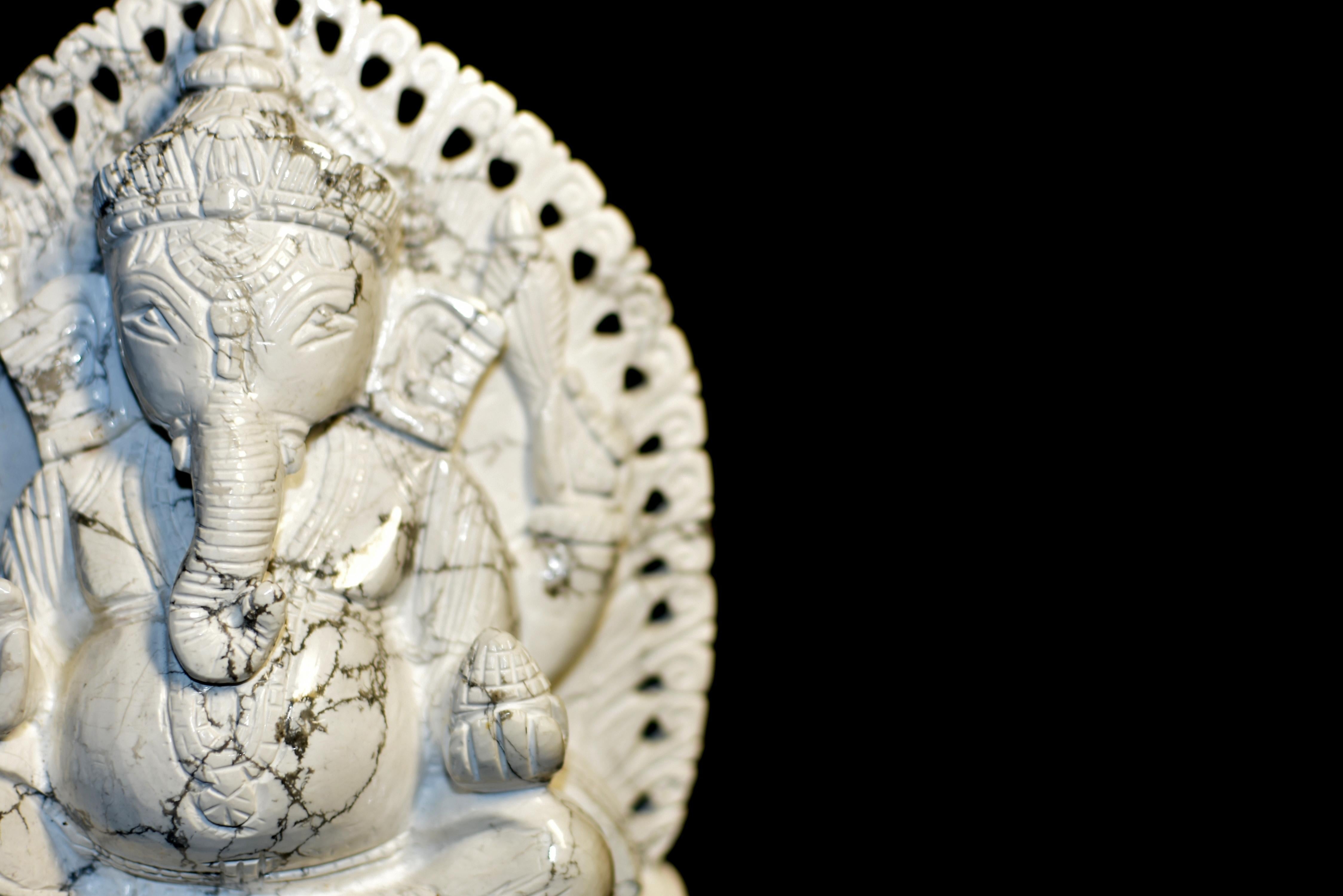 Ganesh en pierre blanche de Howlite en vente 7