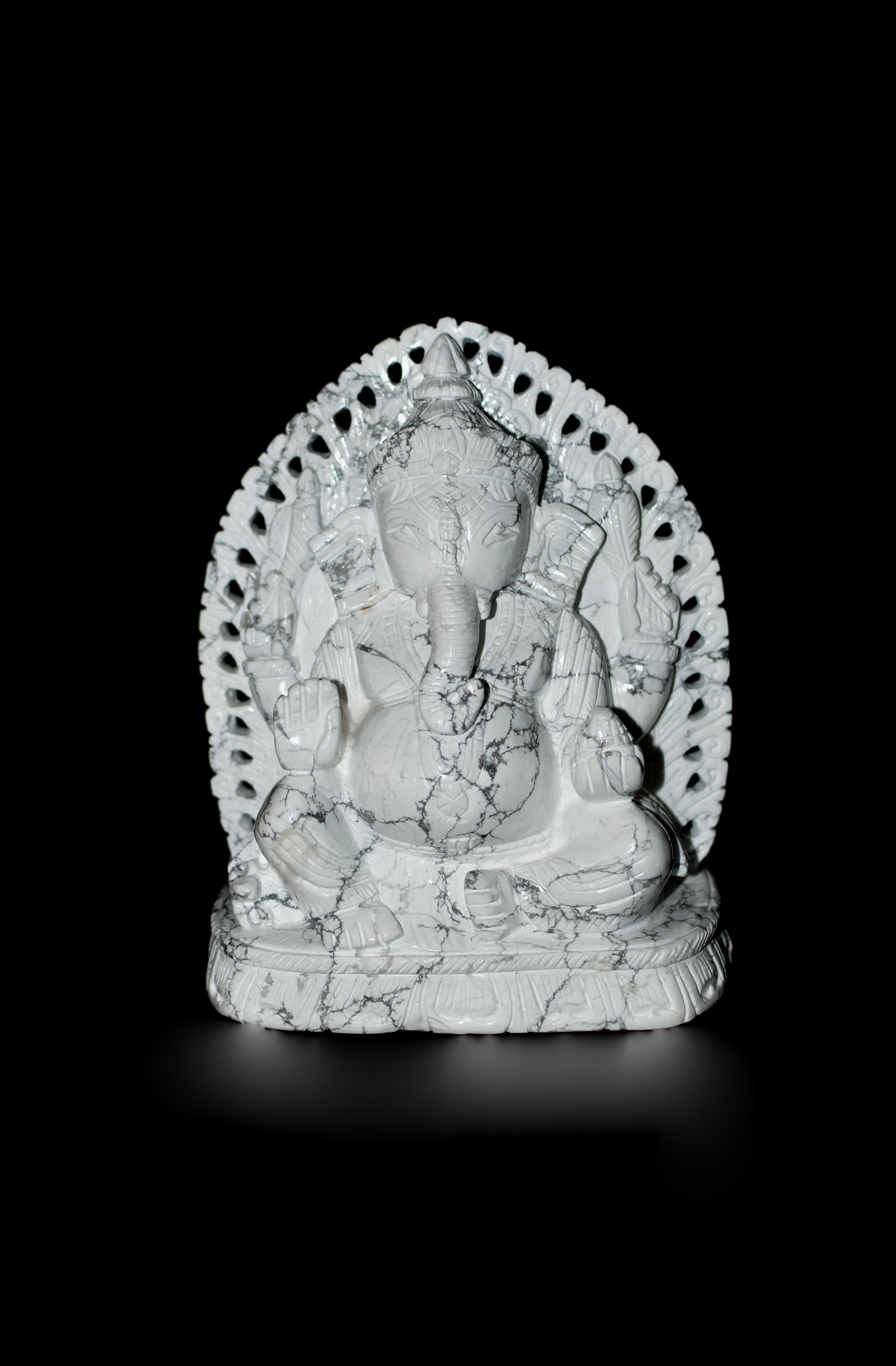 Eine außergewöhnliche, einmalige, 7,2 Pfund schwere Howlite-Edelsteinskulptur von Ganesh, die aus dem feinsten, seltenen, rein natürlichen Howlite-Edelstein gefertigt ist. Jedes Detail wurde sorgfältig ausgearbeitet, von Hand geschnitzt und poliert.