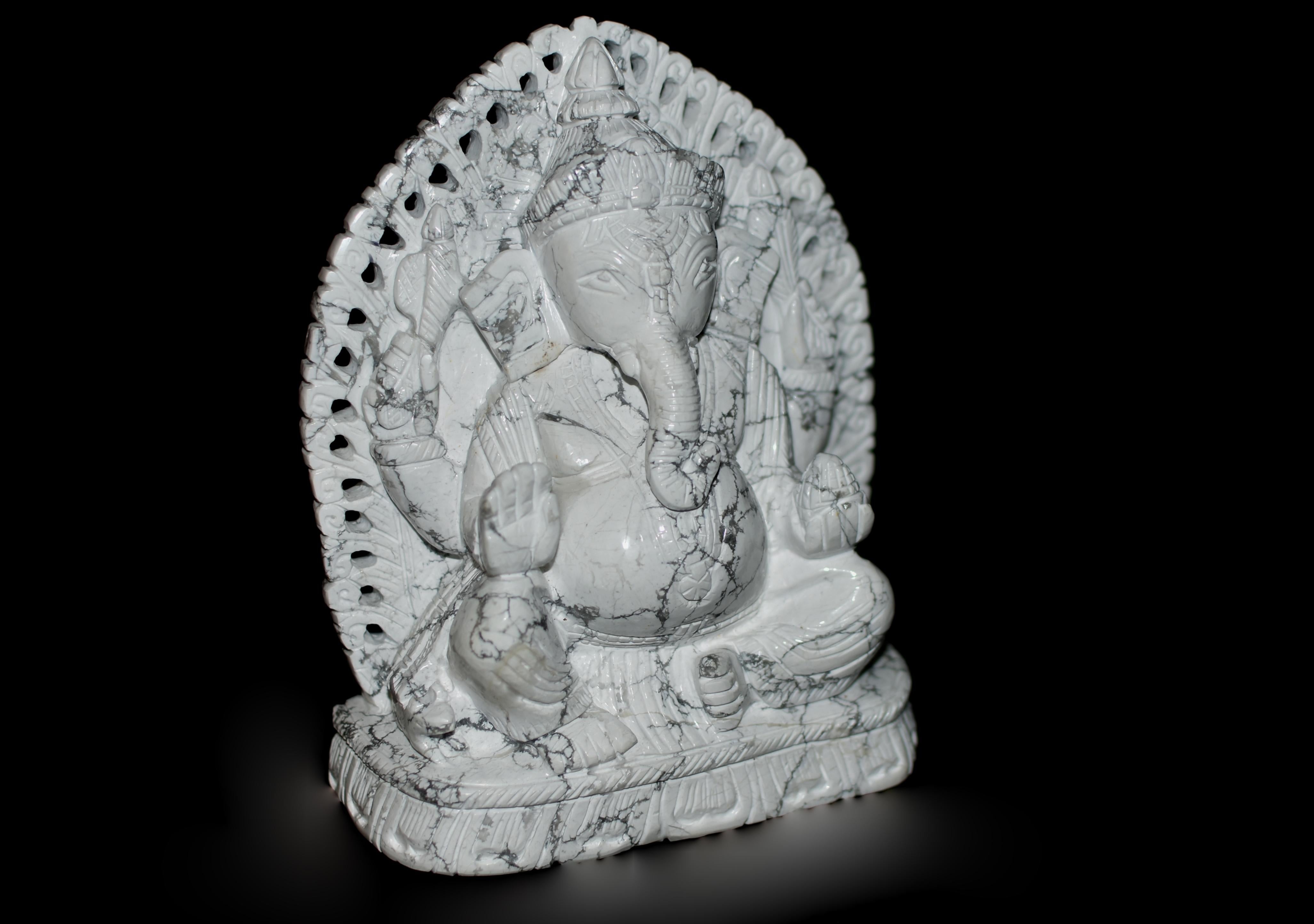 Sculpté à la main Ganesh en pierre blanche de Howlite en vente