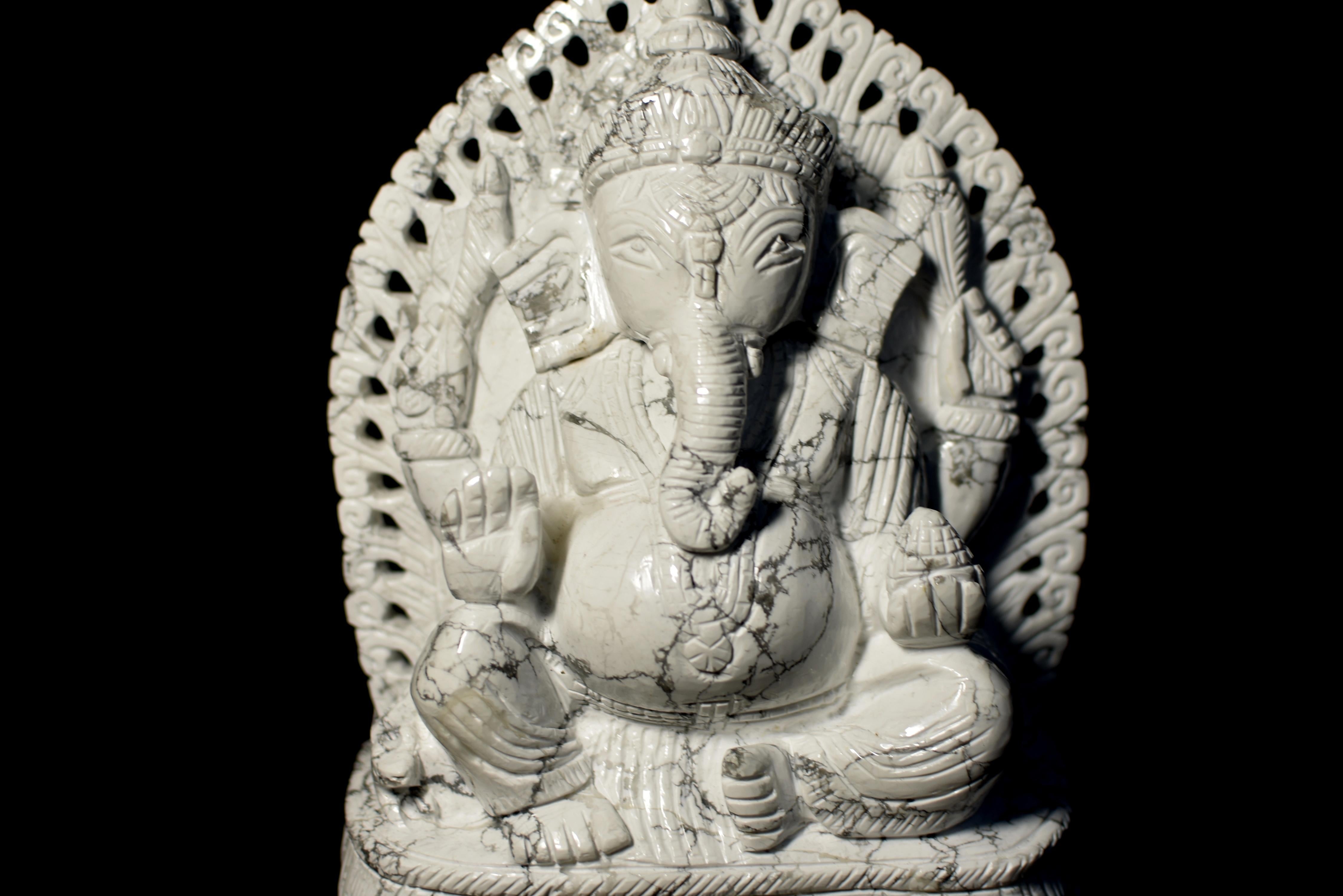 Ganesh en pierre blanche de Howlite en vente 1