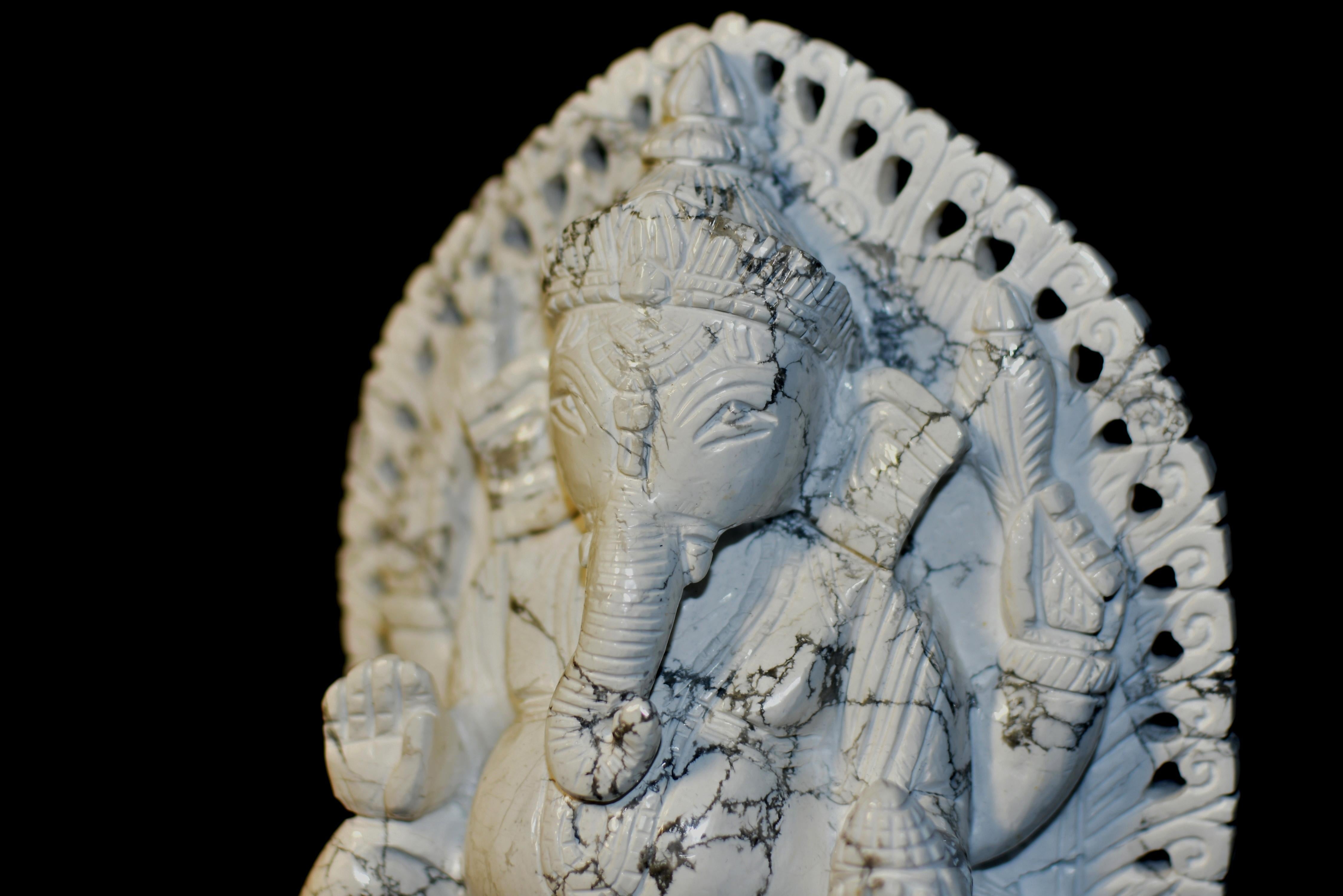 Ganesh aus weißem Howlite-Stein im Angebot 2
