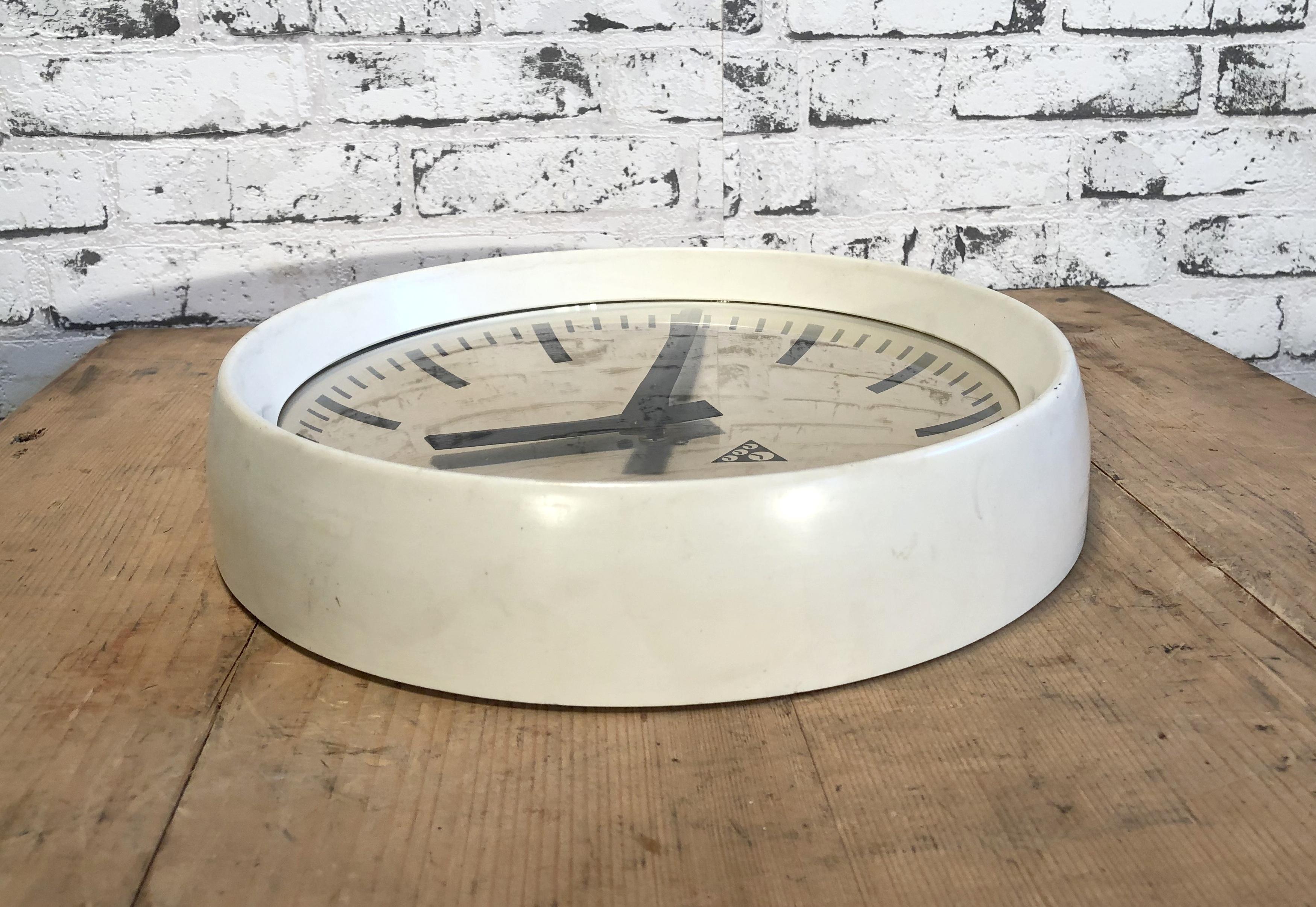 White Industrial Bakelite Factory Wall Clock from Pragotron, 1960s In Good Condition In Kojetice, CZ