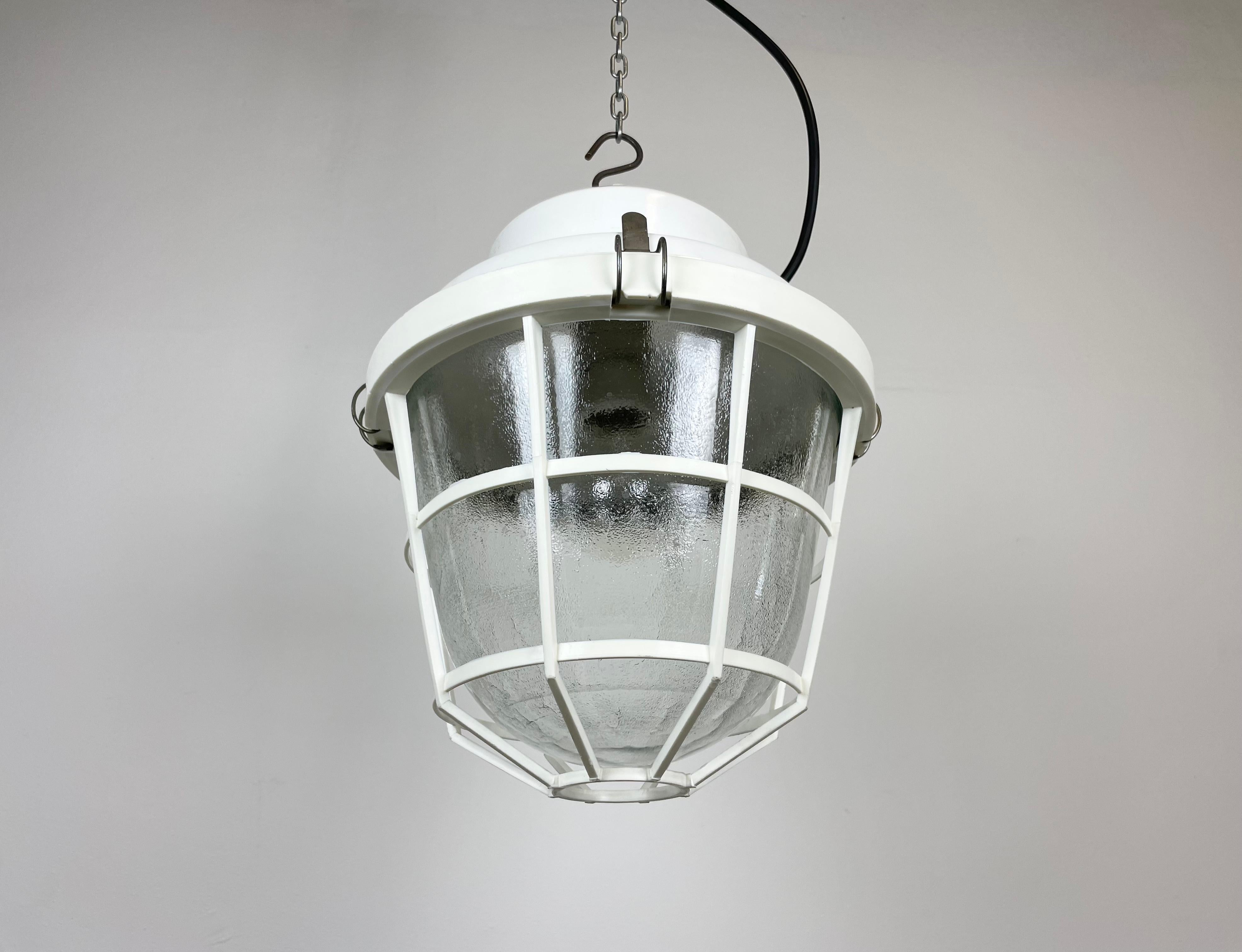 Verre Lampe d'usine industrielle blanche avec grille en plastique de Elektrosvit, 1980 en vente