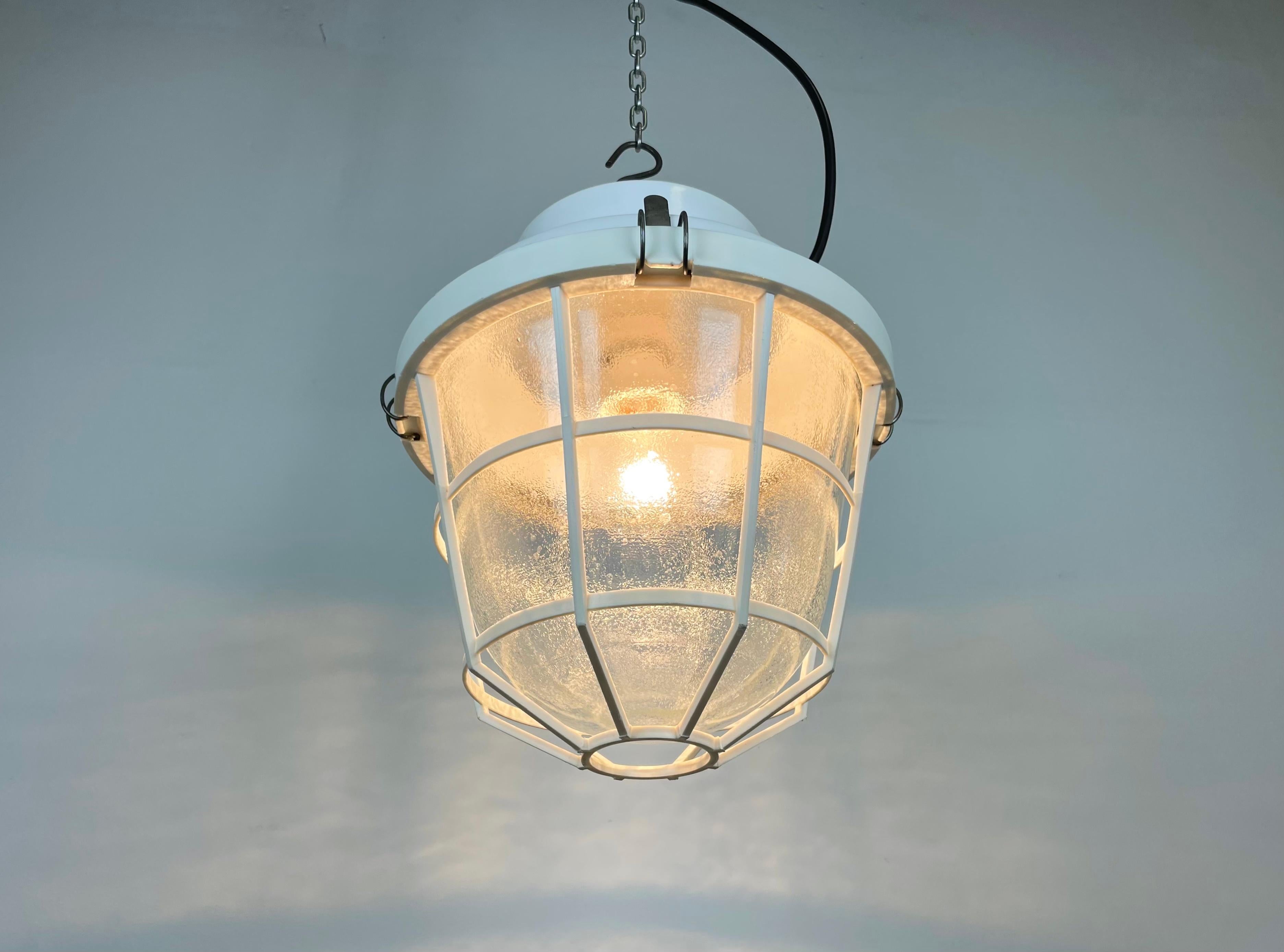 Lampe d'usine industrielle blanche avec grille en plastique de Elektrosvit, 1980 en vente 2