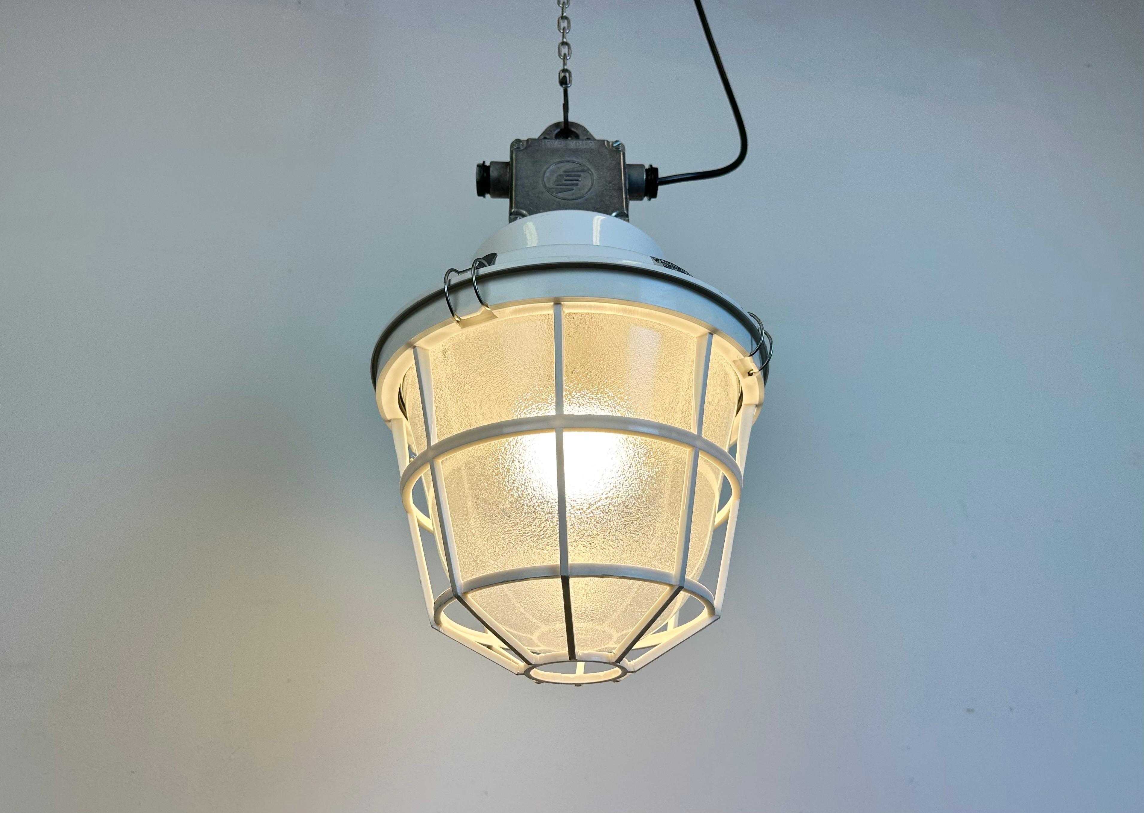 Lampe d'usine industrielle blanche avec grille en plastique de Elektrosvit, 1990 en vente 4