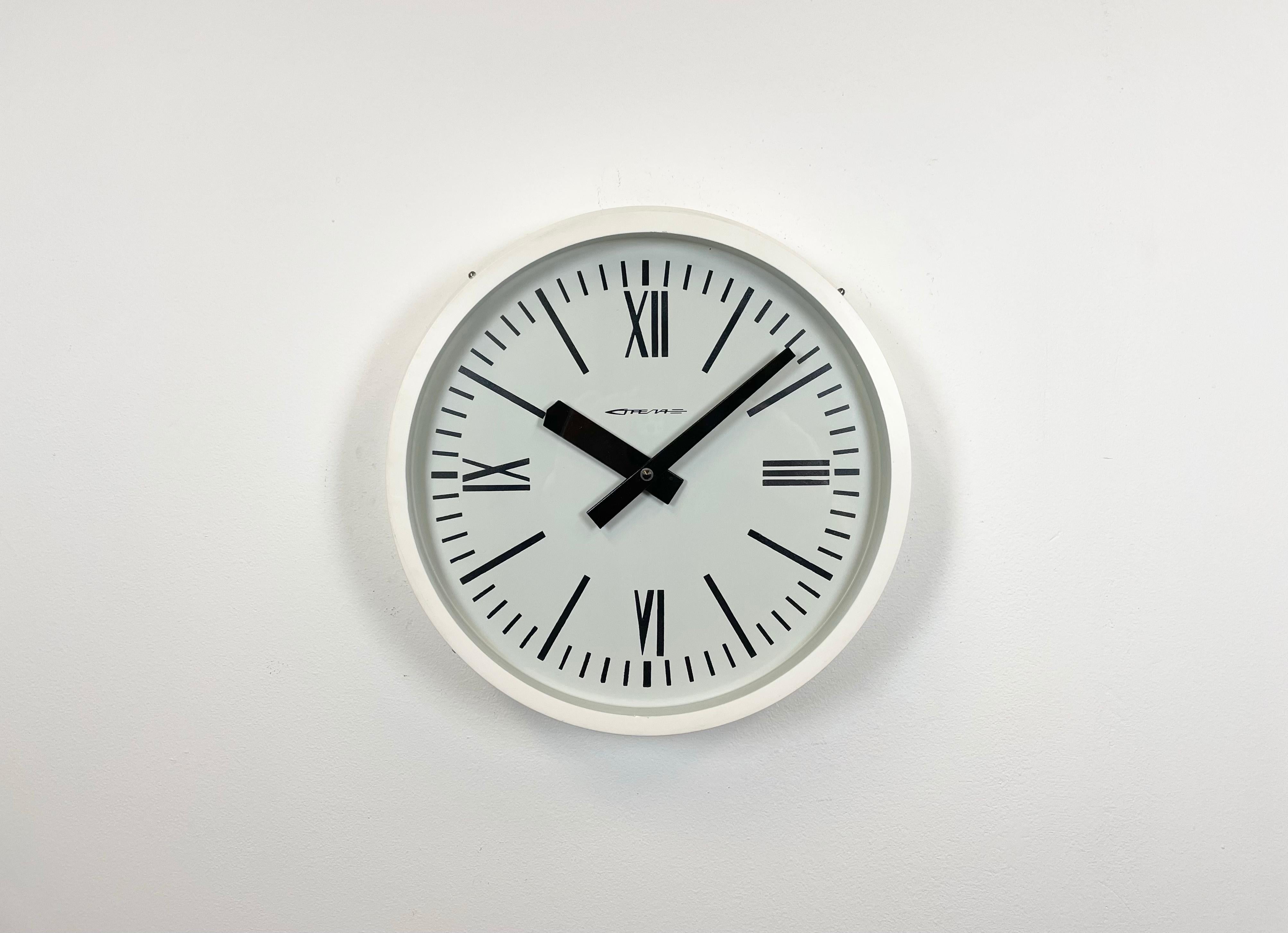 This wall clock was produced by Strela in former Soviet Union during the 1980s.It features a white bakelite frame, an iron dial and a clear glass cover. The piece has been converted into a battery-powered clockwork and requires only one AA-battery.