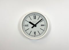 Reloj de pared blanco de fábrica industrial soviética de baquelita de Strela, años 80