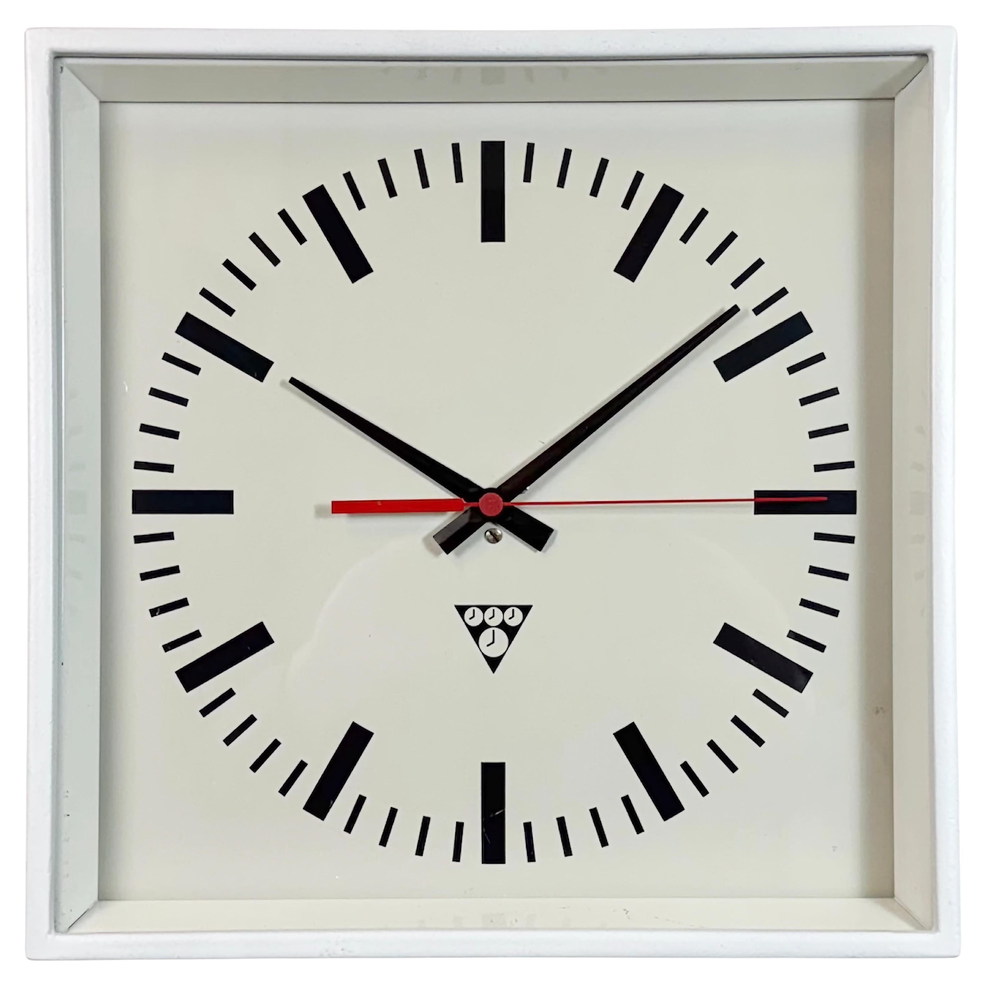 Reloj de pared cuadrado industrial blanco de Pragotron, años 70