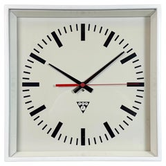 Reloj de pared cuadrado industrial blanco de Pragotron, años 70