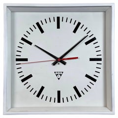 Horloge murale carrée industrielle blanche de Pragotron, 1970