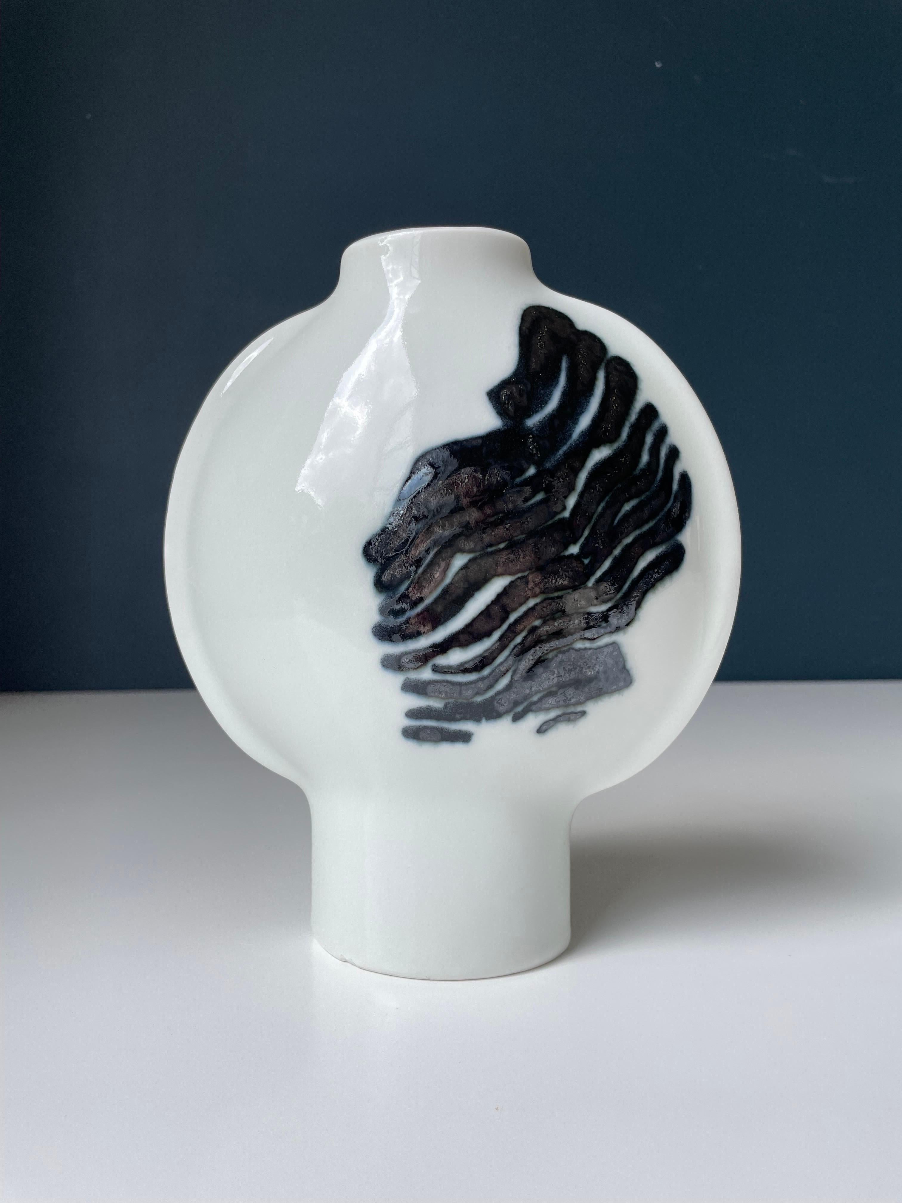 Inger Persson, Rörstrand Weiß, Schwarz Dekor Vase, Schweden, 1960er Jahre (Glasiert) im Angebot