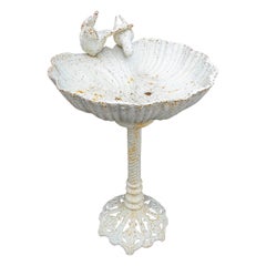 Vogeltränke aus weißem Eisen mit Ziertauben