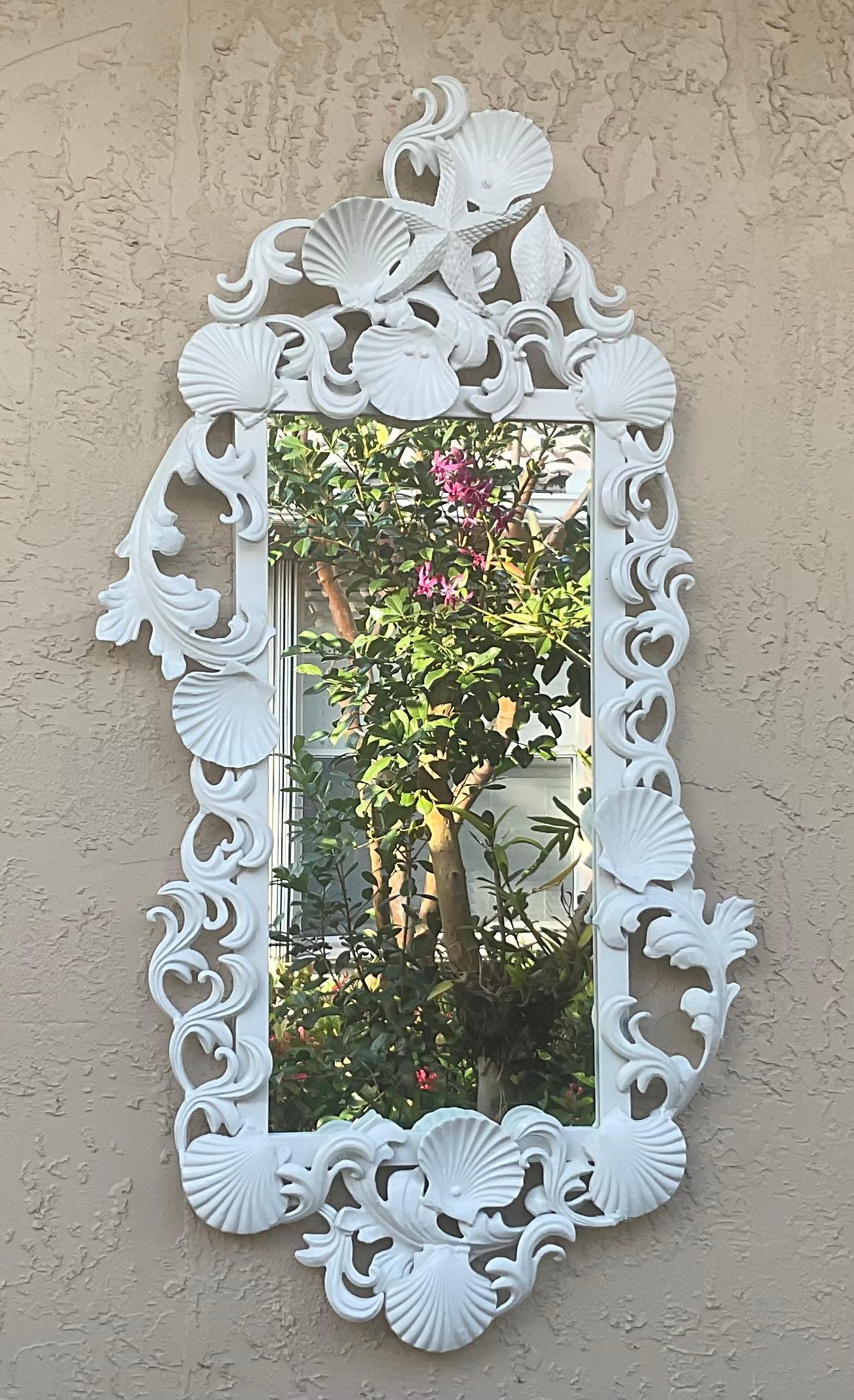 Miroir coquillage en fer blanc Bon état - En vente à Delray Beach, FL