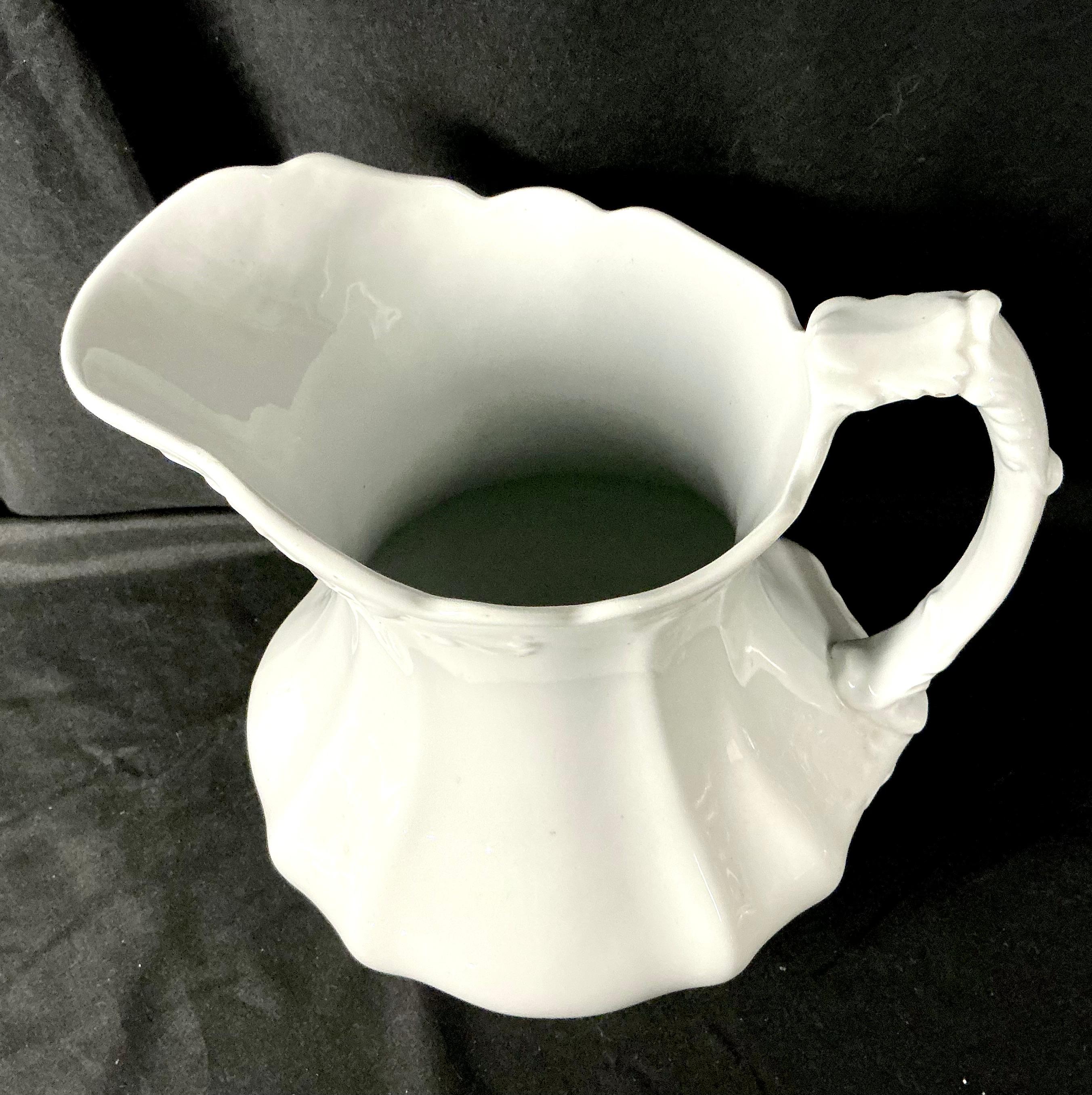 Großer, schwerer Wasserkrug aus Eisenstein des frühen 20. Jahrhunderts von Johnson Bros, England. Der Krug hat einen anmutigen, bauchigen Körper mit eleganten Schnörkeln an Henkel und Ausguss, die den viktorianischen Einfluss widerspiegeln, für den