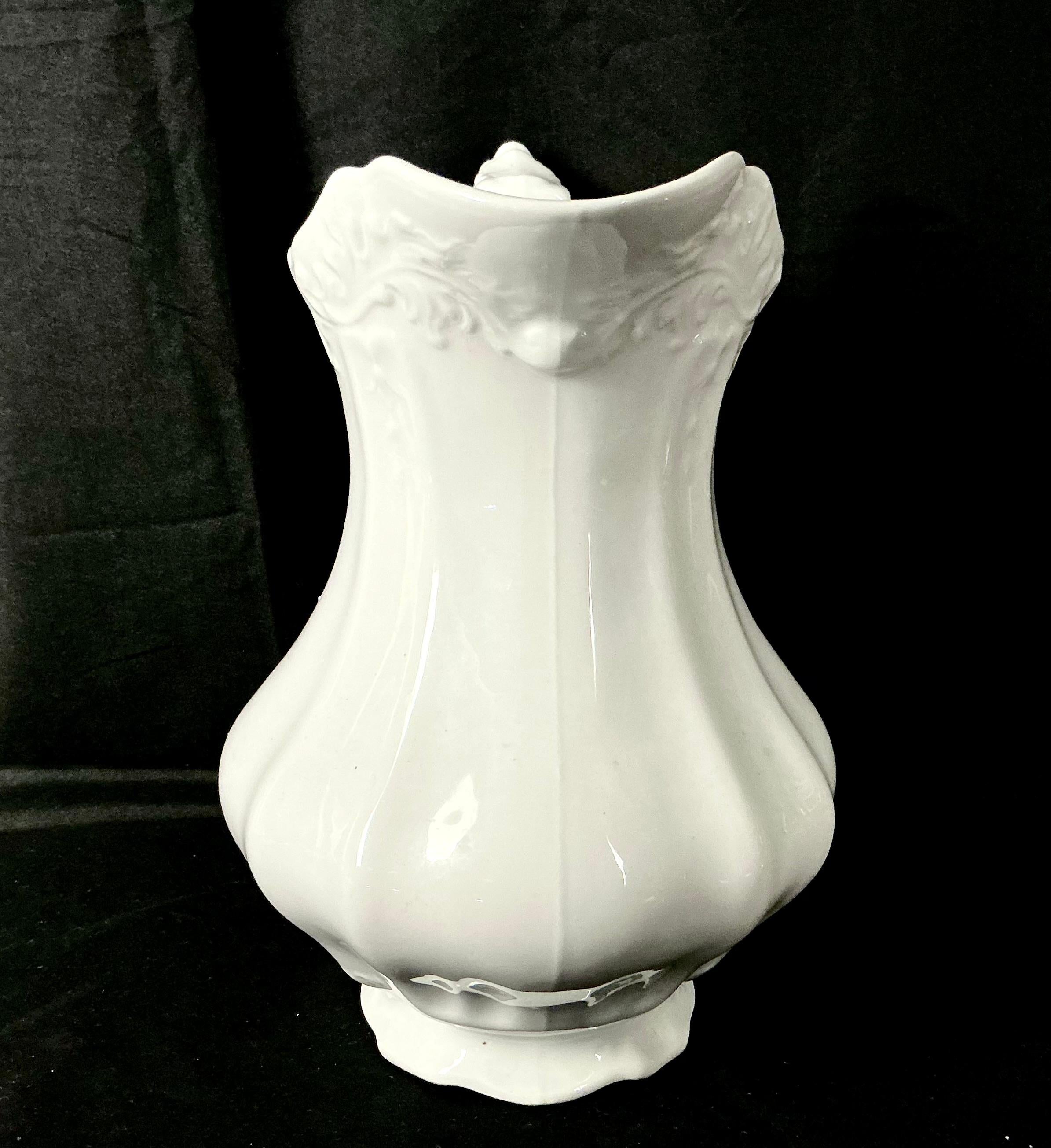 Wasserkrug aus weißem Eisenstein von Johnson Bros England (Viktorianisch) im Angebot