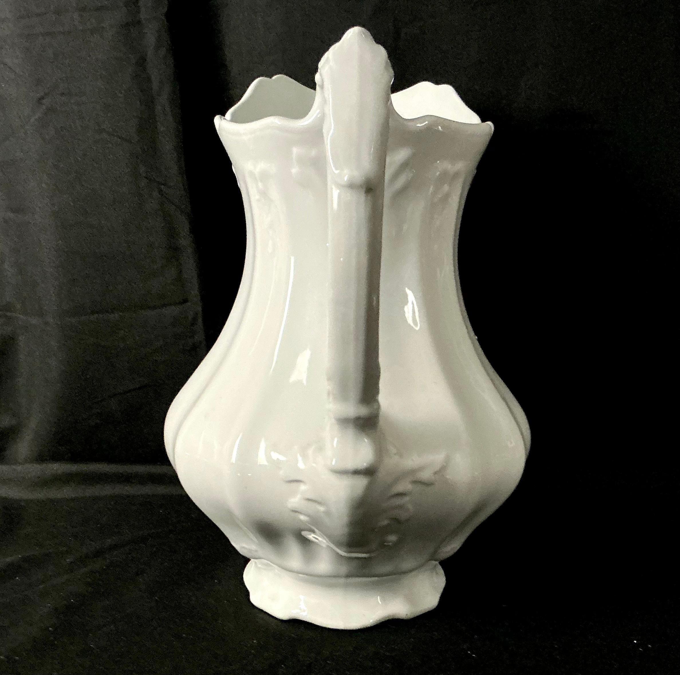 Wasserkrug aus weißem Eisenstein von Johnson Bros England im Zustand „Gut“ im Angebot in Bradenton, FL