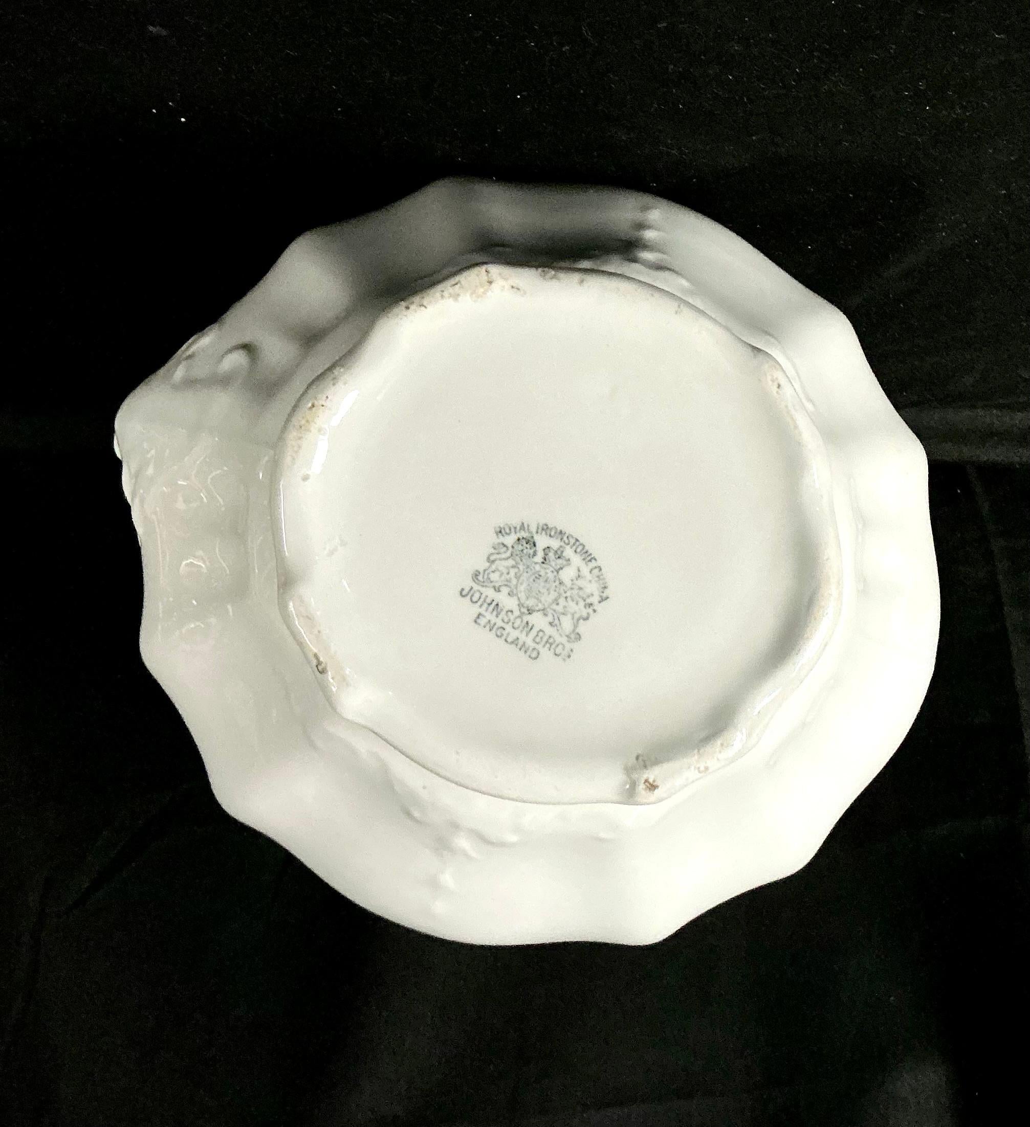 Wasserkrug aus weißem Eisenstein von Johnson Bros England (Töpferwaren) im Angebot