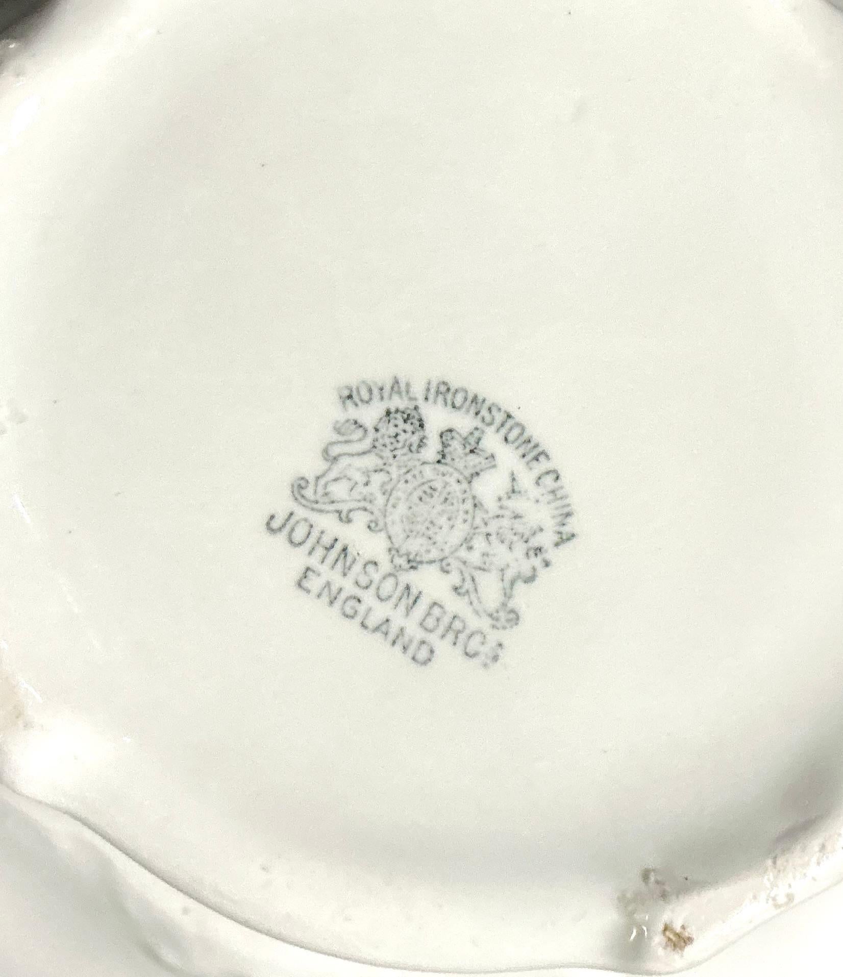 Wasserkrug aus weißem Eisenstein von Johnson Bros England im Angebot 1