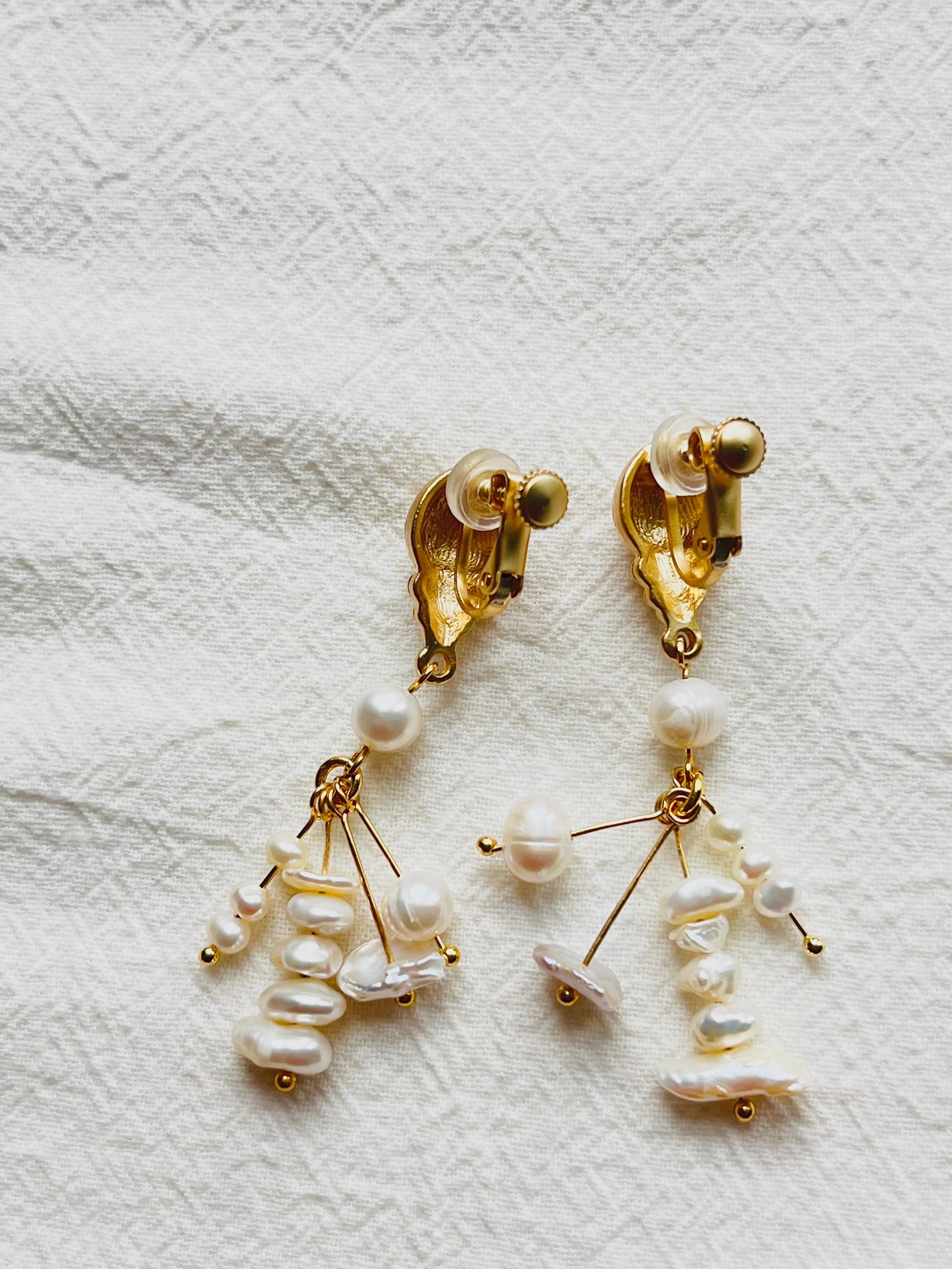 Weiße unregelmäßige Cluster Perlen Perlen Quaste Muschel Tropfen Gold Clip Ohrringe im Angebot 4