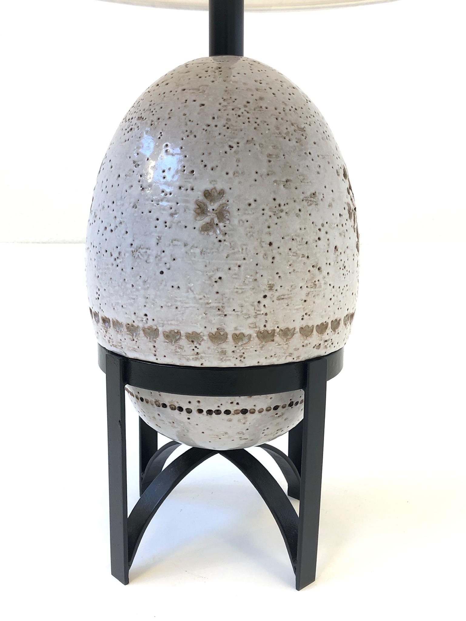 White Italian Ceramic Table Lamp by Bitossi In Good Condition For Sale In Palm Springs, CA