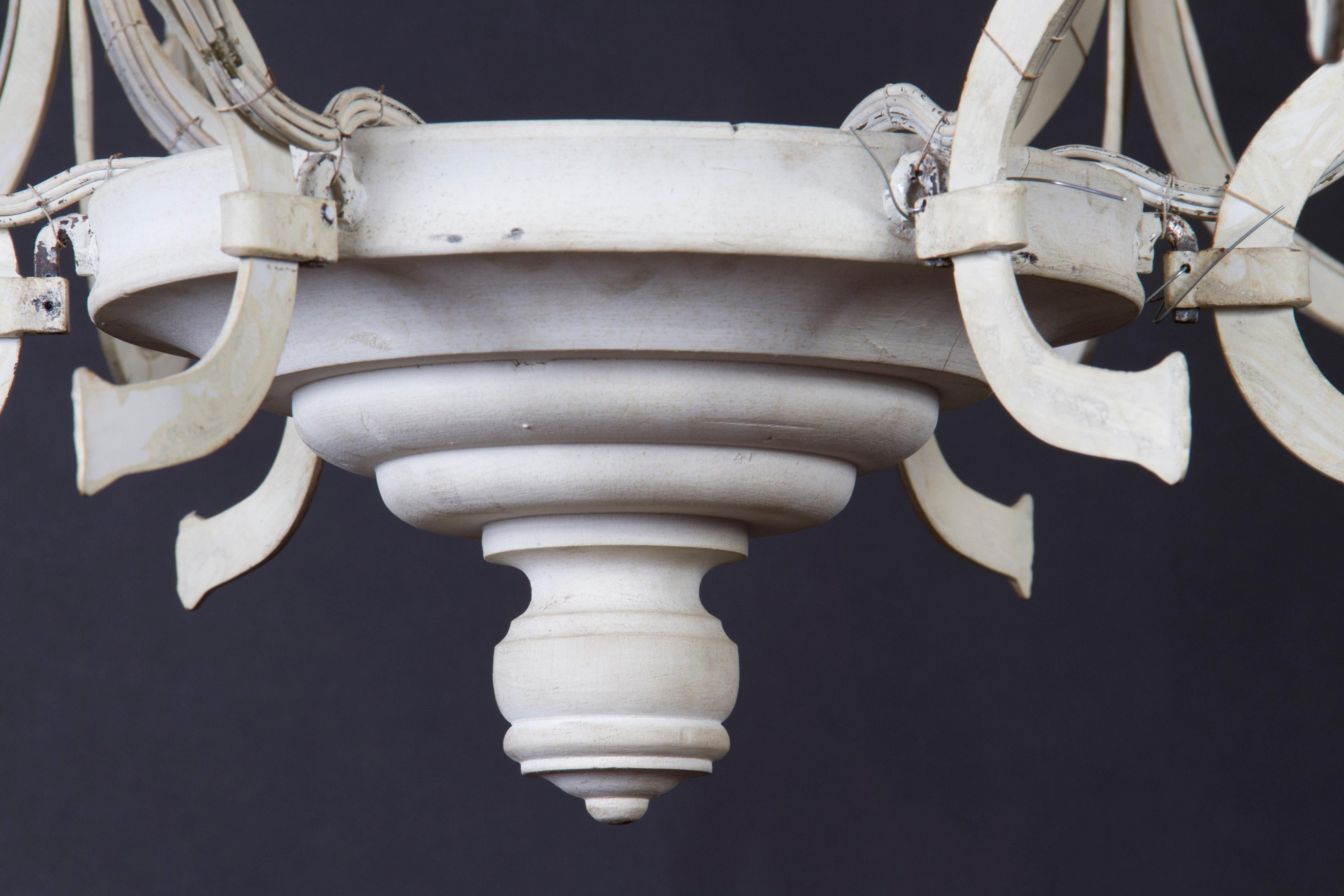 White Italian Chandelier made of Carved Wood and Painted Iron, Mid-20th Century For Sale 2