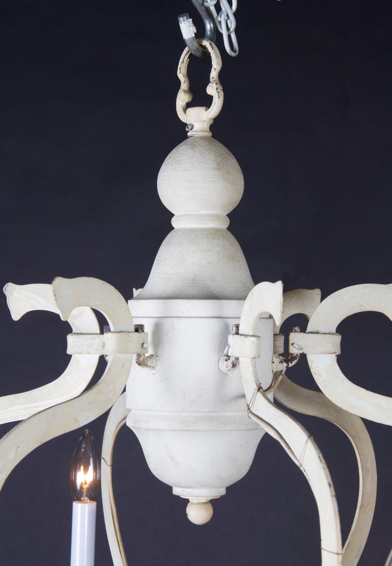 White Italian Chandelier made of Carved Wood and Painted Iron, Mid-20th Century For Sale 3