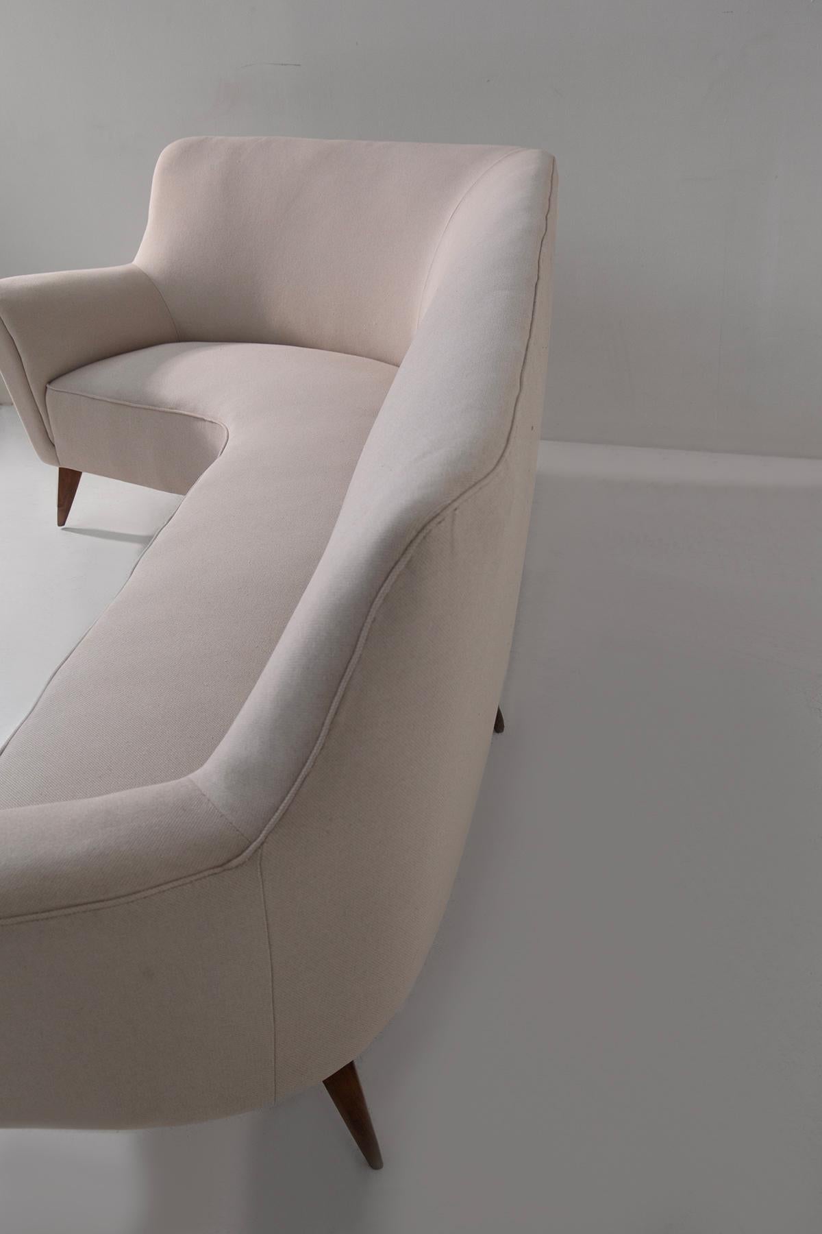 Canapé d'angle italien blanc dans le style de Gio Ponti, retapissé en vente 3