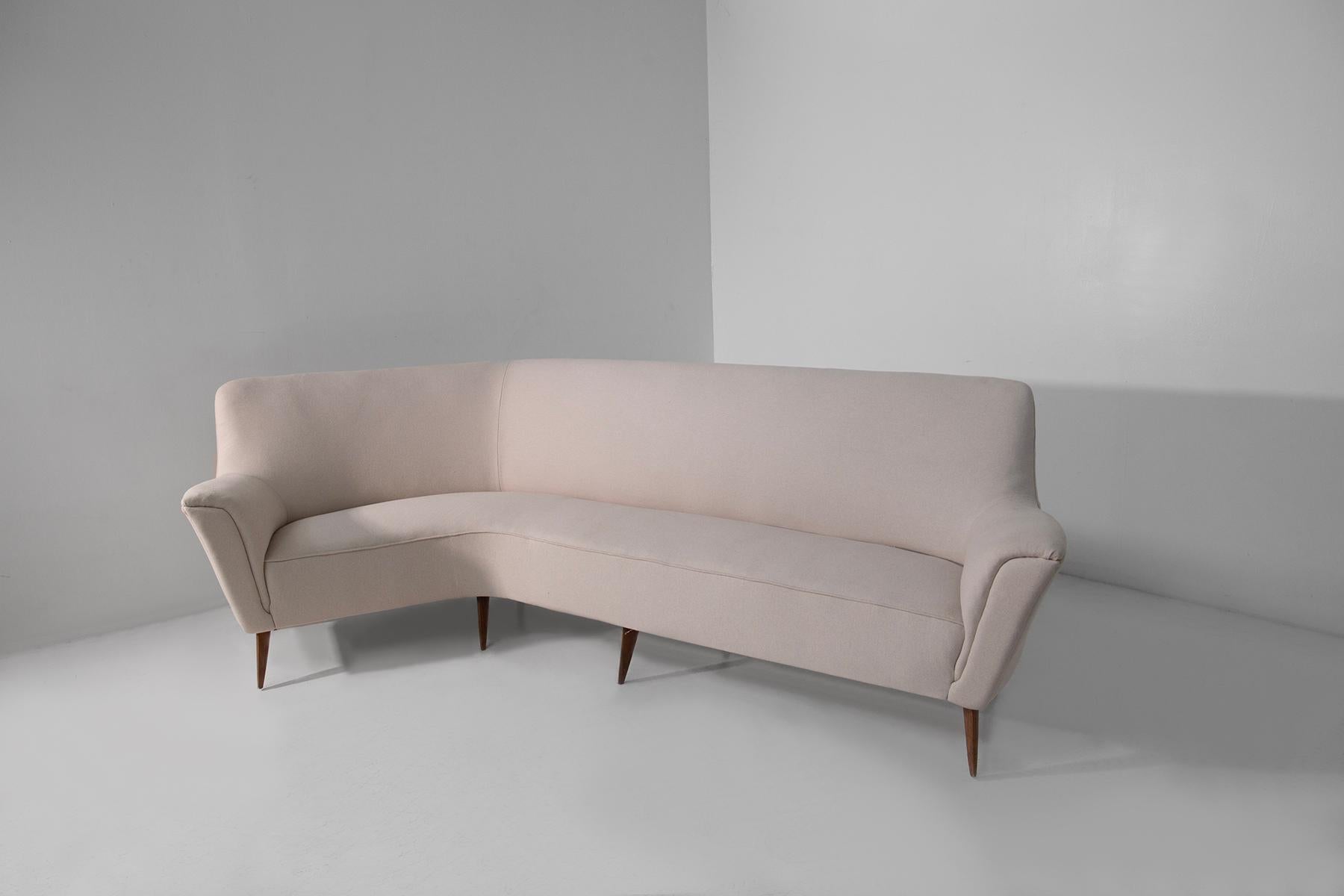 Élégant canapé d'angle italien des années 1950 dans le style de Gio Ponti - Chef-d'œuvre sculptural et retapissé
Un hommage raffiné au modernisme italien du milieu du siècle
Cet exceptionnel canapé d'angle italien des années 1950 est un exemple