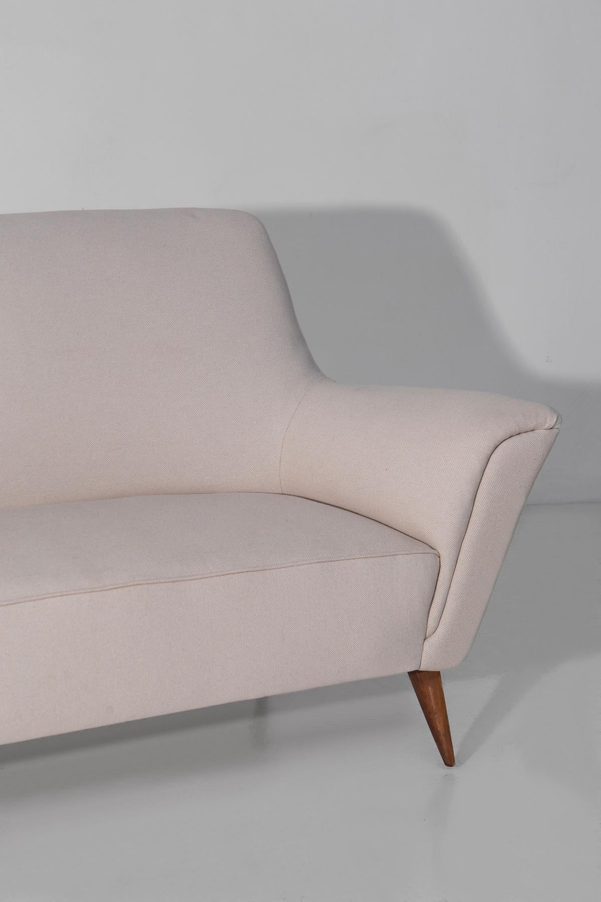 Mid-Century Modern Canapé d'angle italien blanc dans le style de Gio Ponti, retapissé en vente