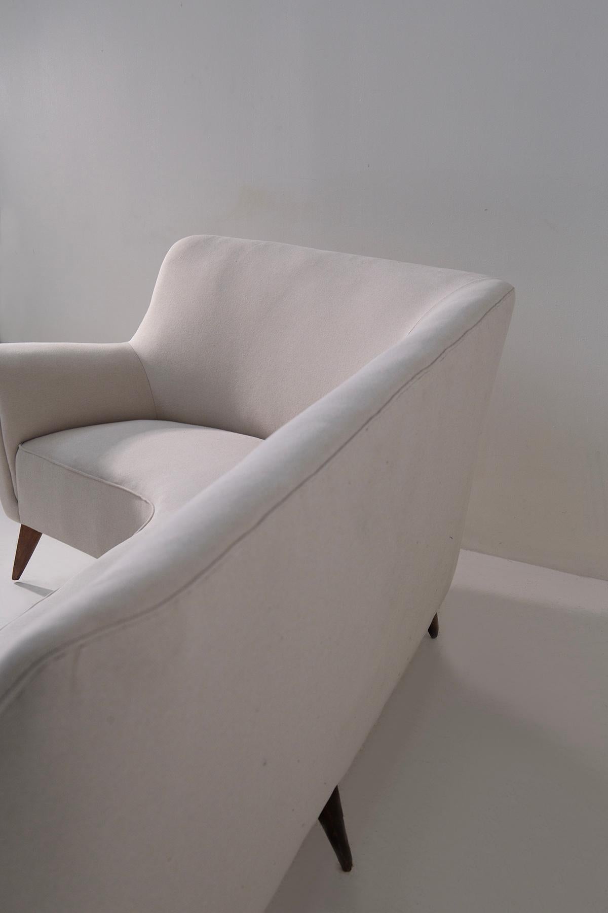 Mid-20th Century Canapé d'angle italien blanc dans le style de Gio Ponti, retapissé en vente